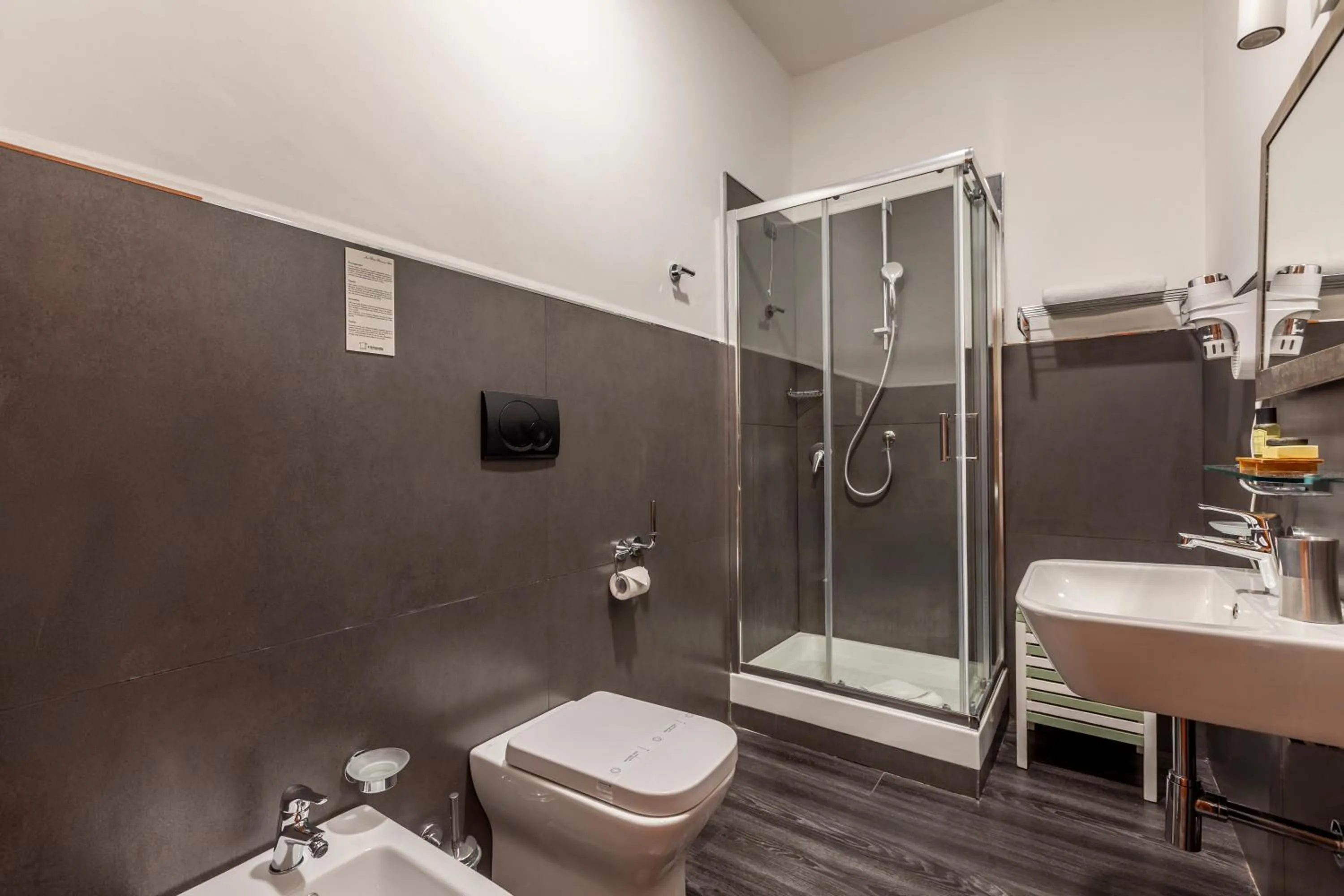 Shower in Inn Rome Rooms & Suites