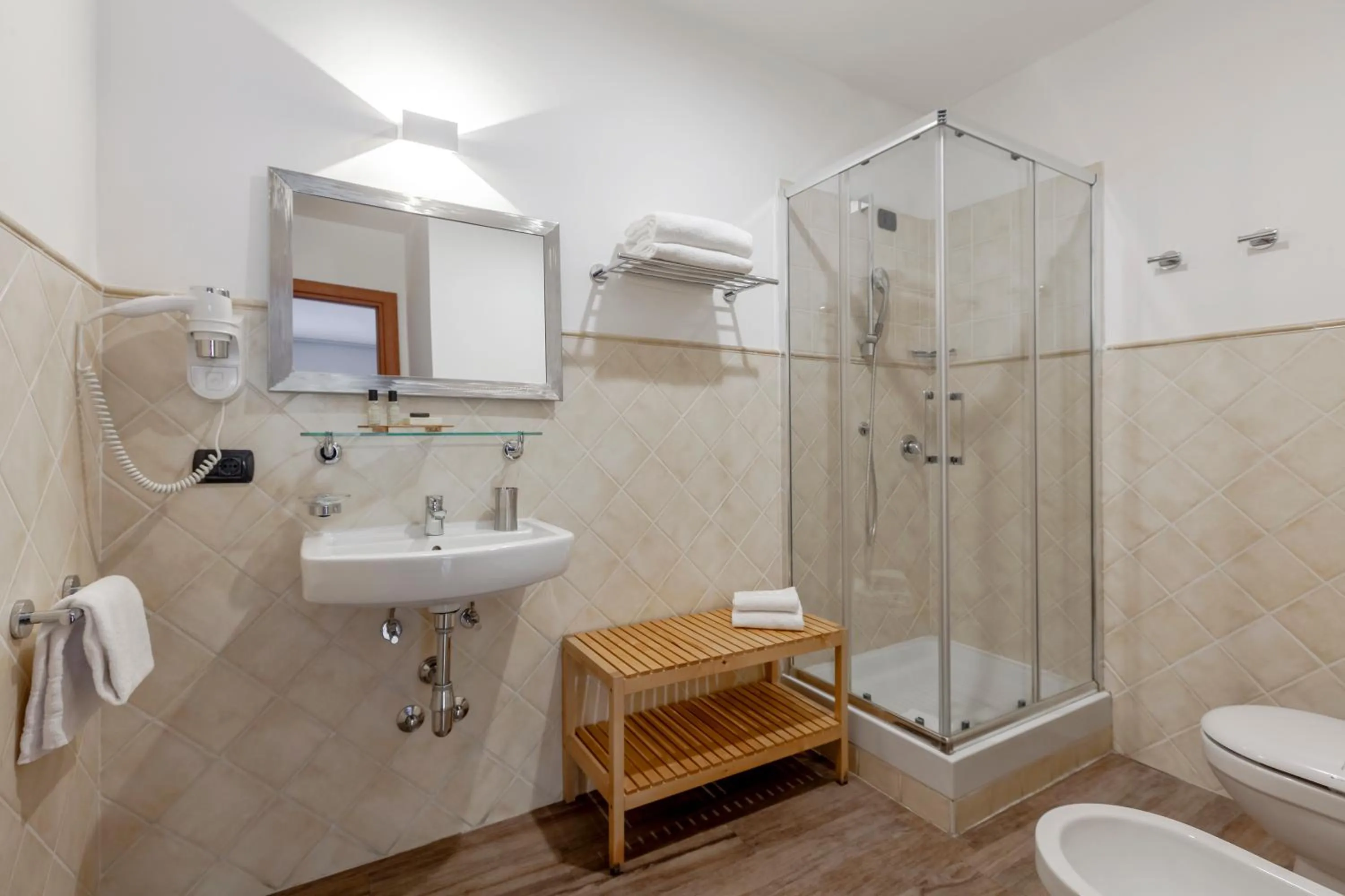 Shower in Inn Rome Rooms & Suites