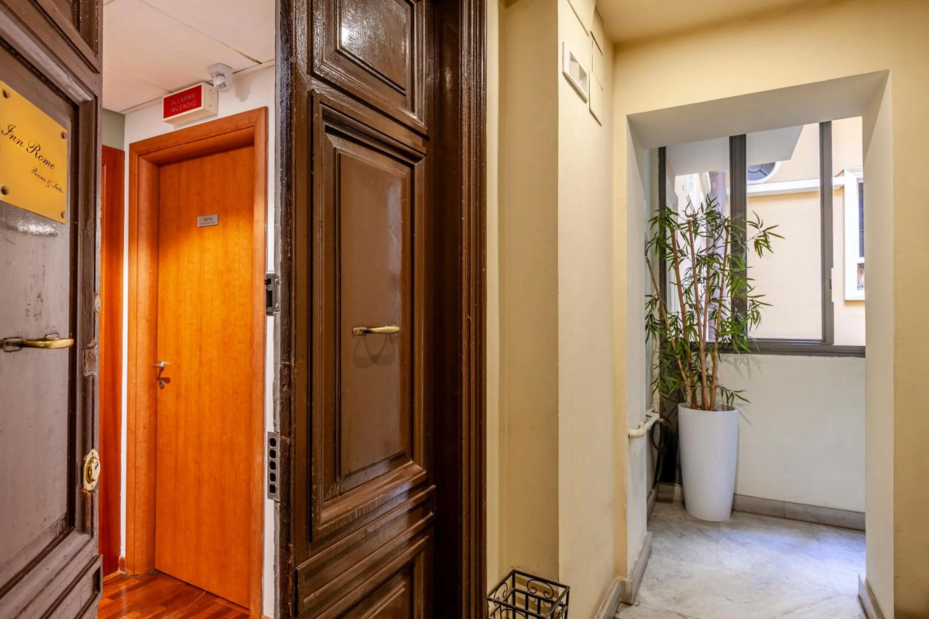 Property building in Inn Rome Rooms & Suites