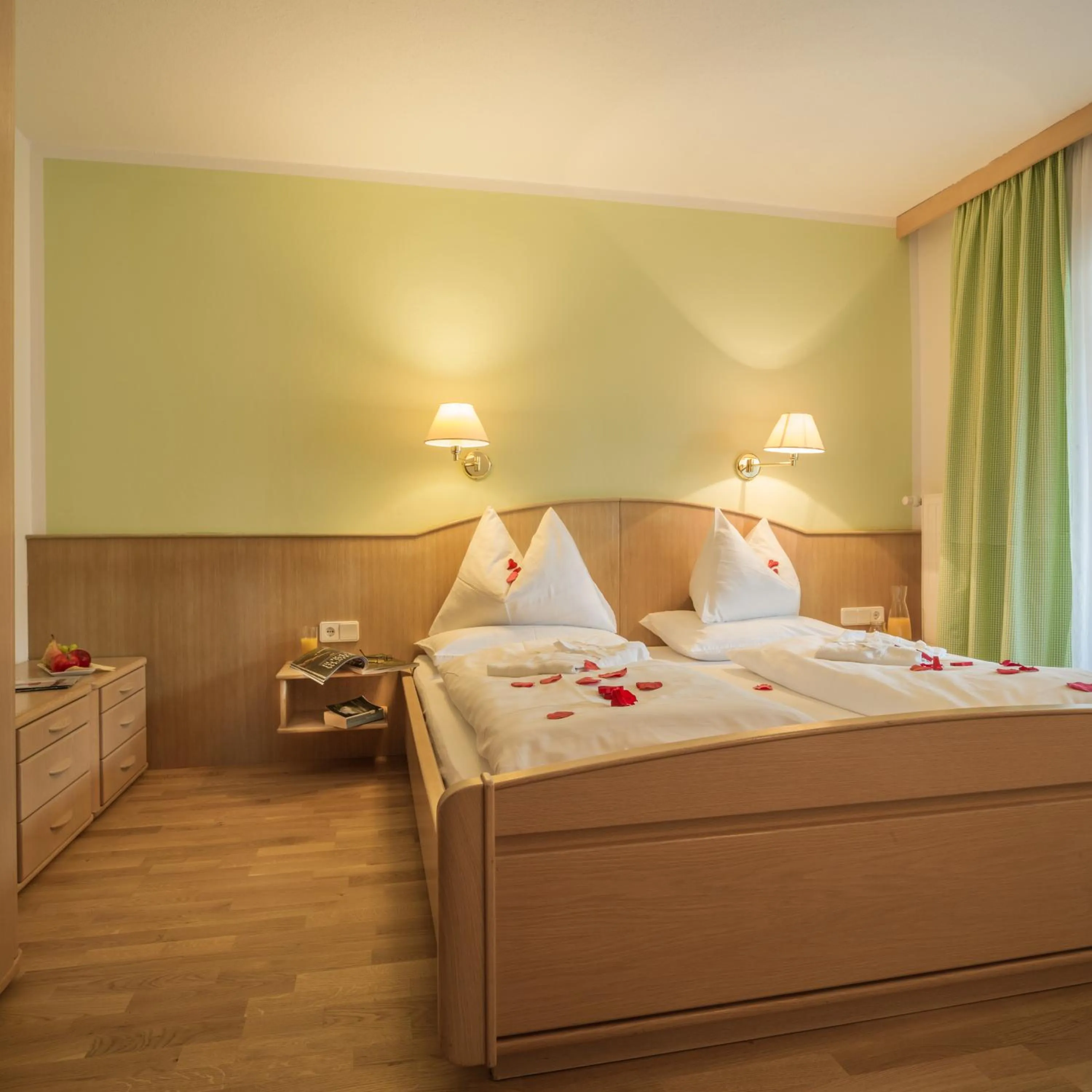 Bed in Hotel Nagglerhof am Weissensee