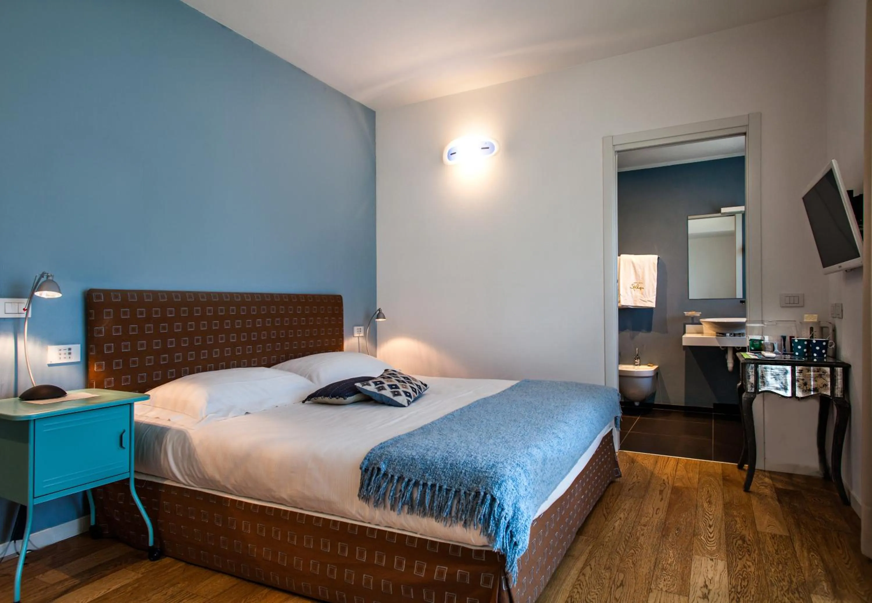 Shower, Bed in Spluga Sosta & Hotel