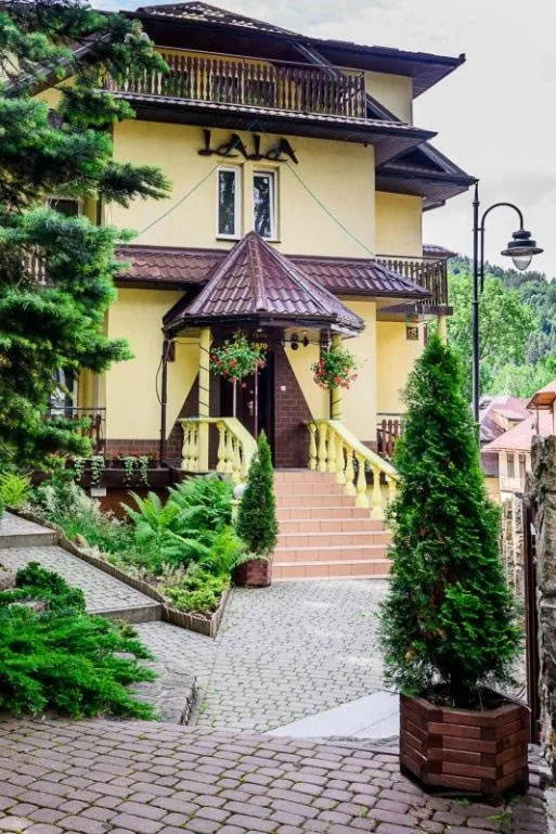 Property building in Willa Lala