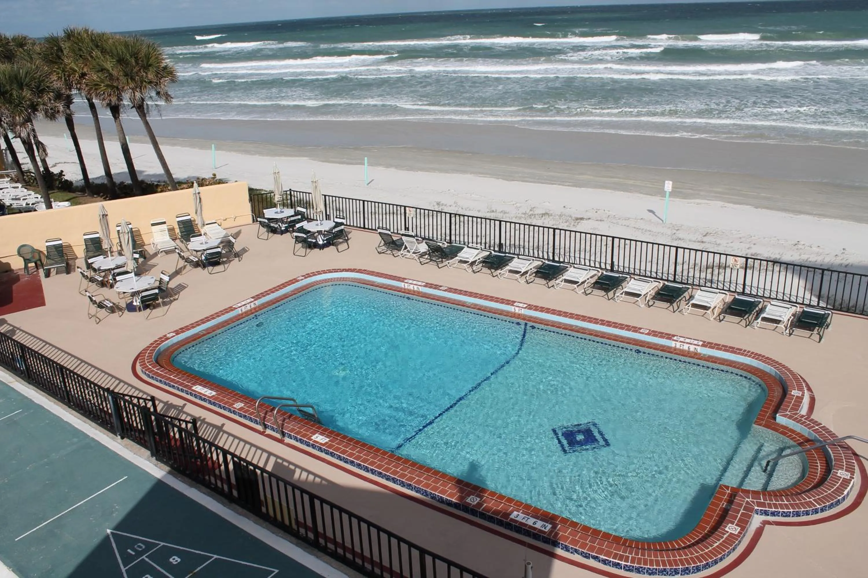 Swimming pool in Grand Prix Motel Beach Front