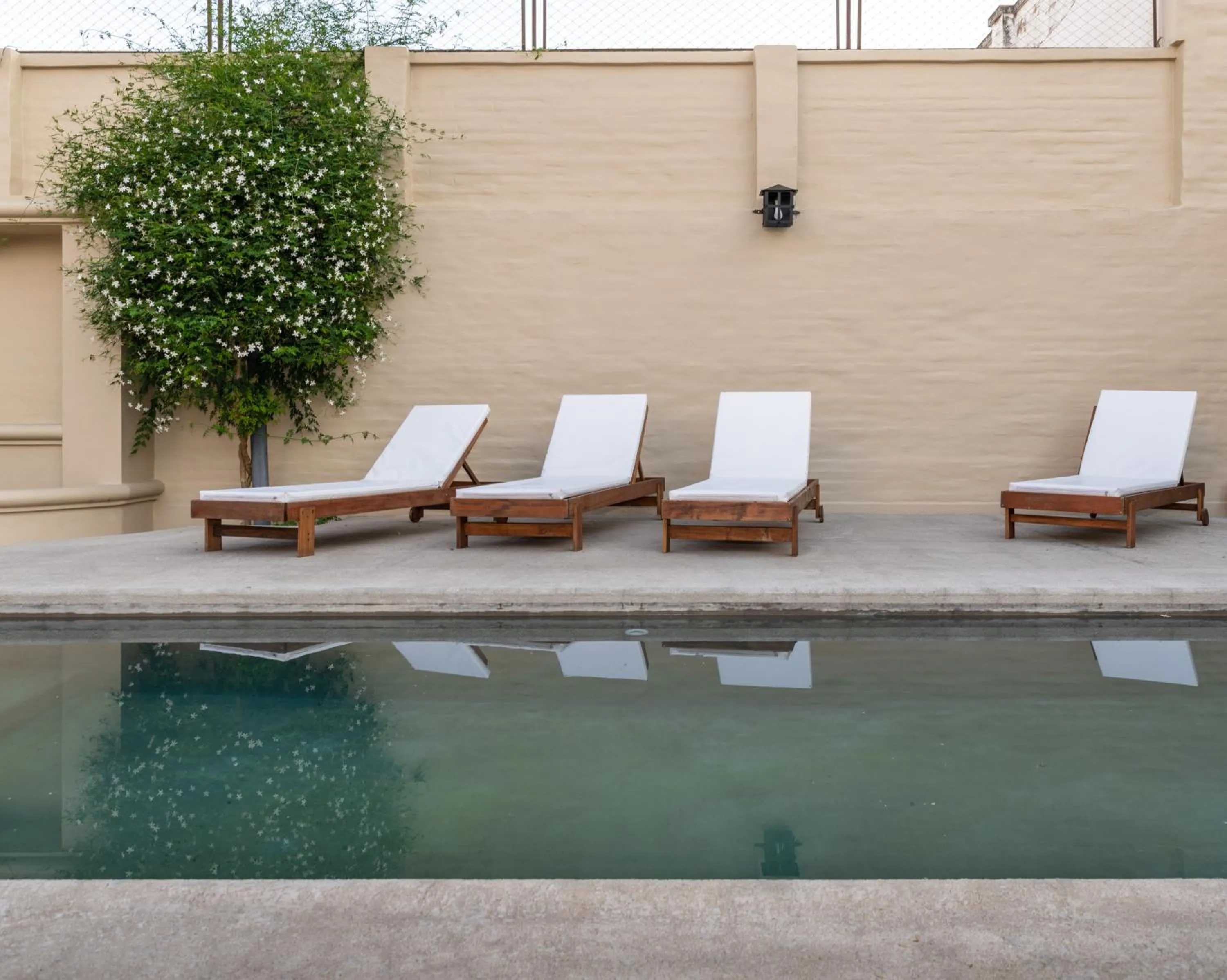 Swimming pool in El Arribo Hotel