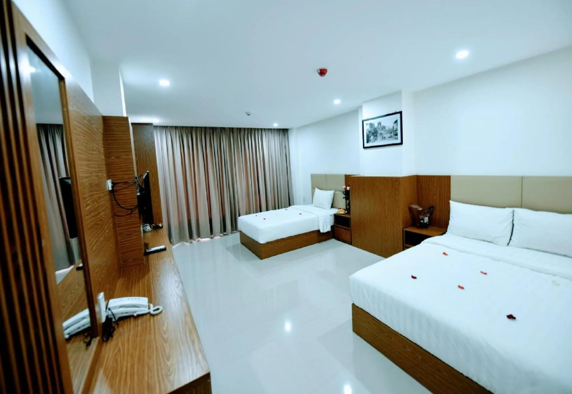 Photo of the whole room, Bed in Alibaba