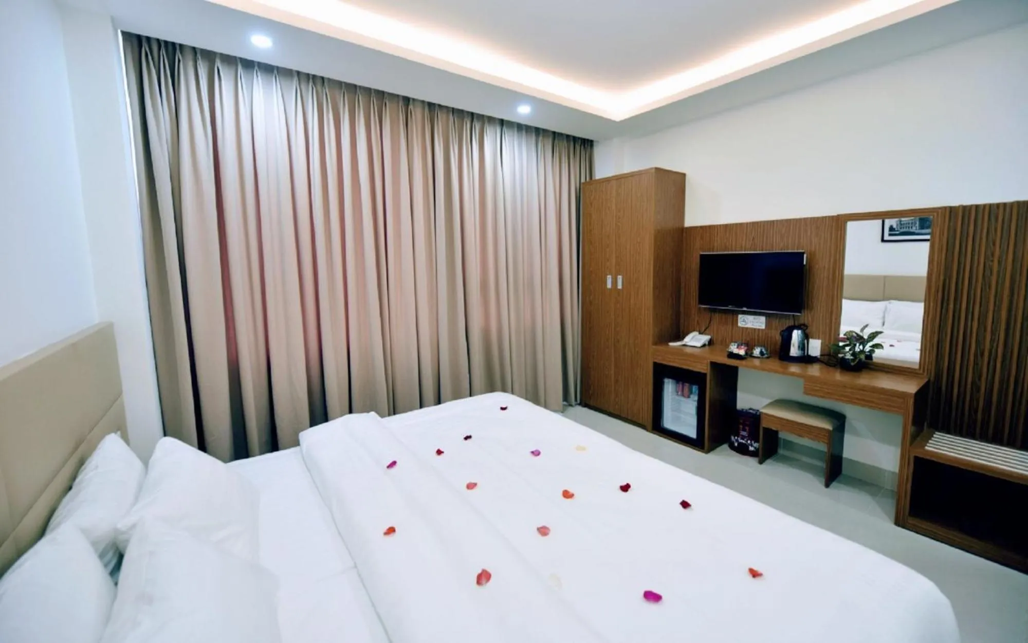 Photo of the whole room, Bed in Alibaba