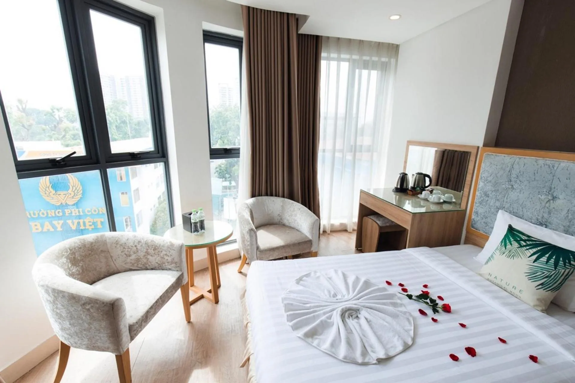 Seating area, Bed in My Villa Hotel - Airport