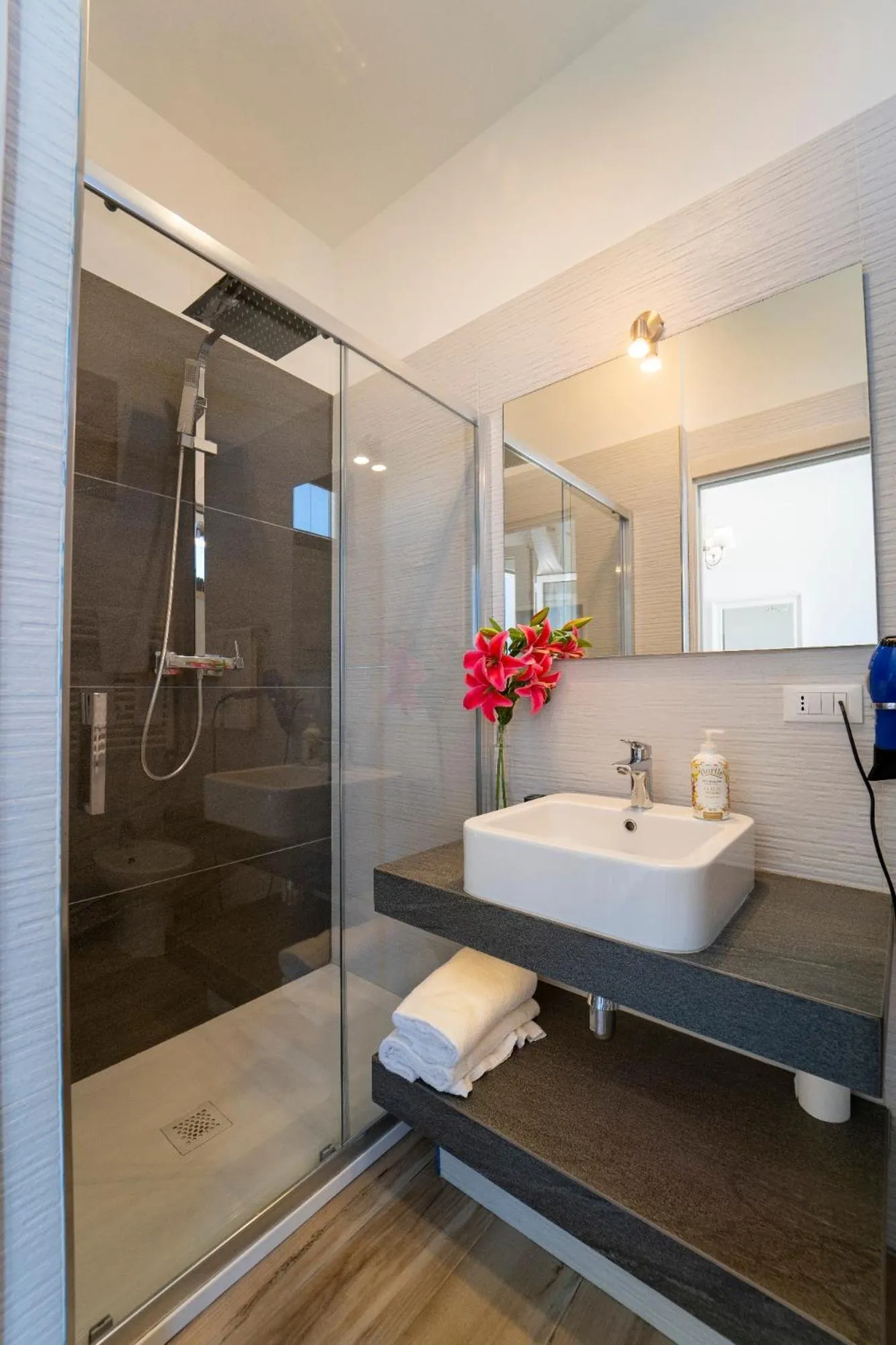 Shower in Hotel Antica Cascina Del Golfo