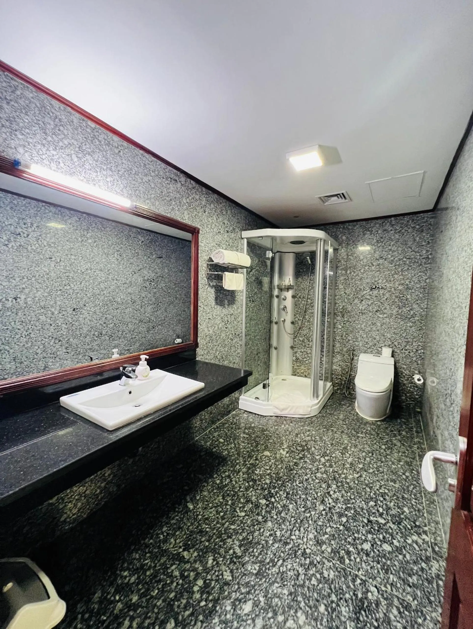 Toilet in Khách sạn INCO 515.9