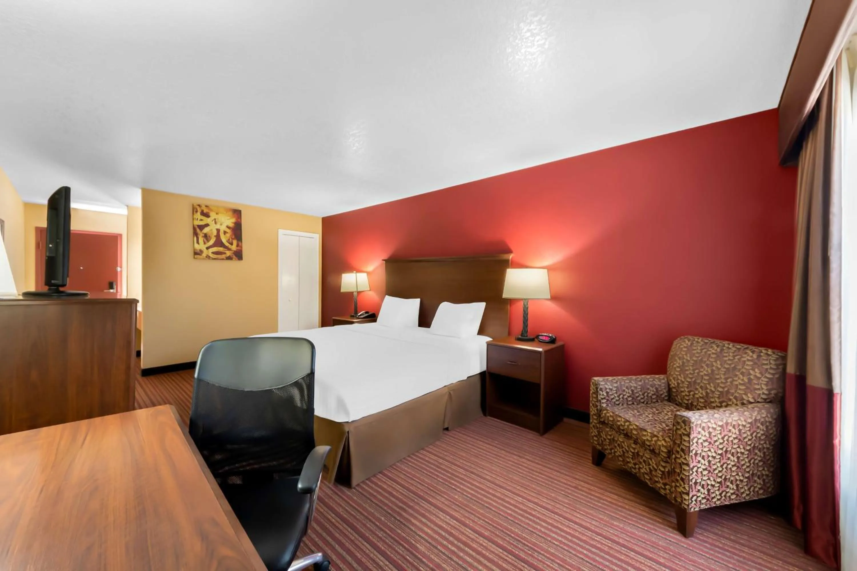 Bedroom, Bed in SureStay Plus by Best Western San Antonio Fiesta Inn