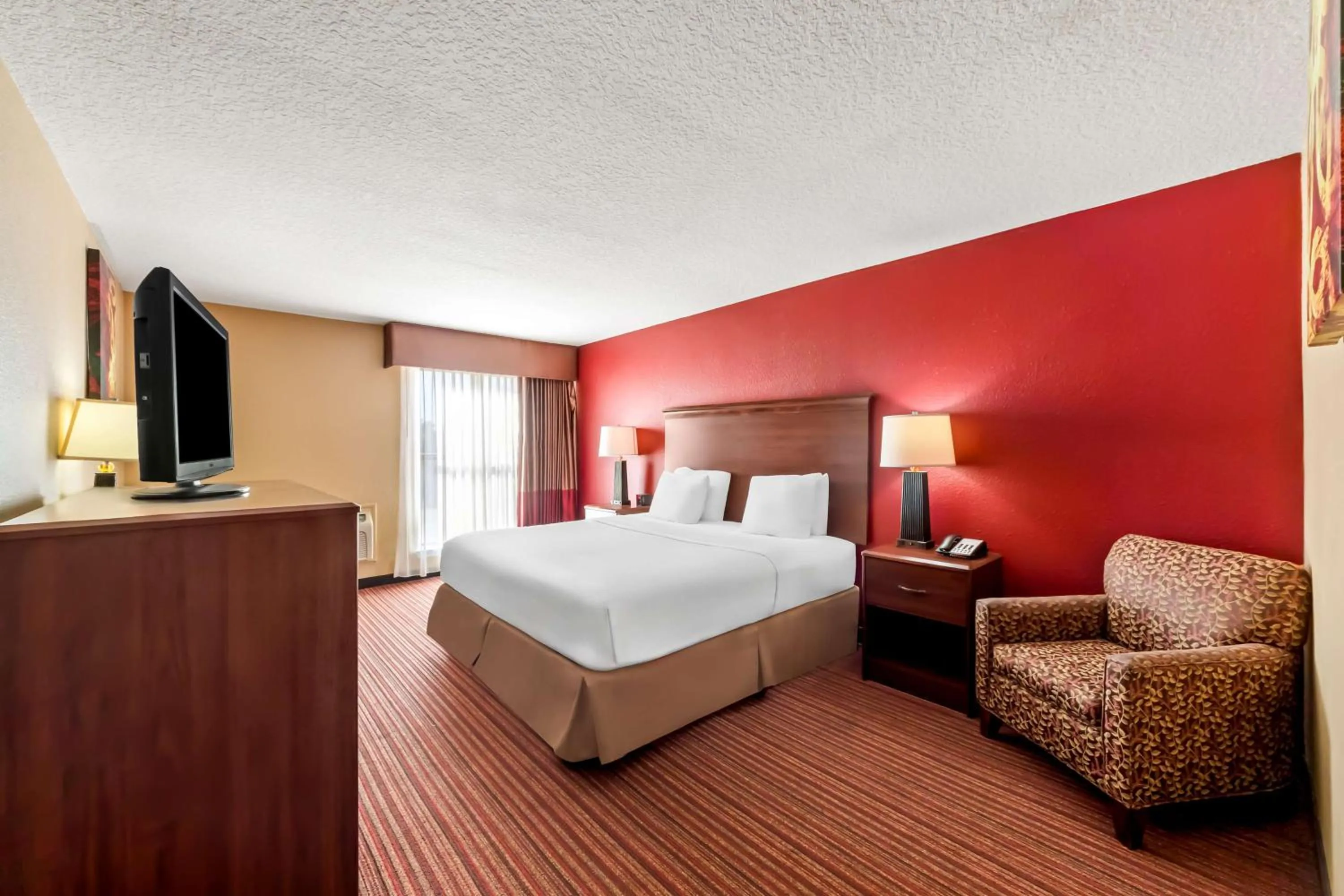 Bedroom, Bed in SureStay Plus by Best Western San Antonio Fiesta Inn