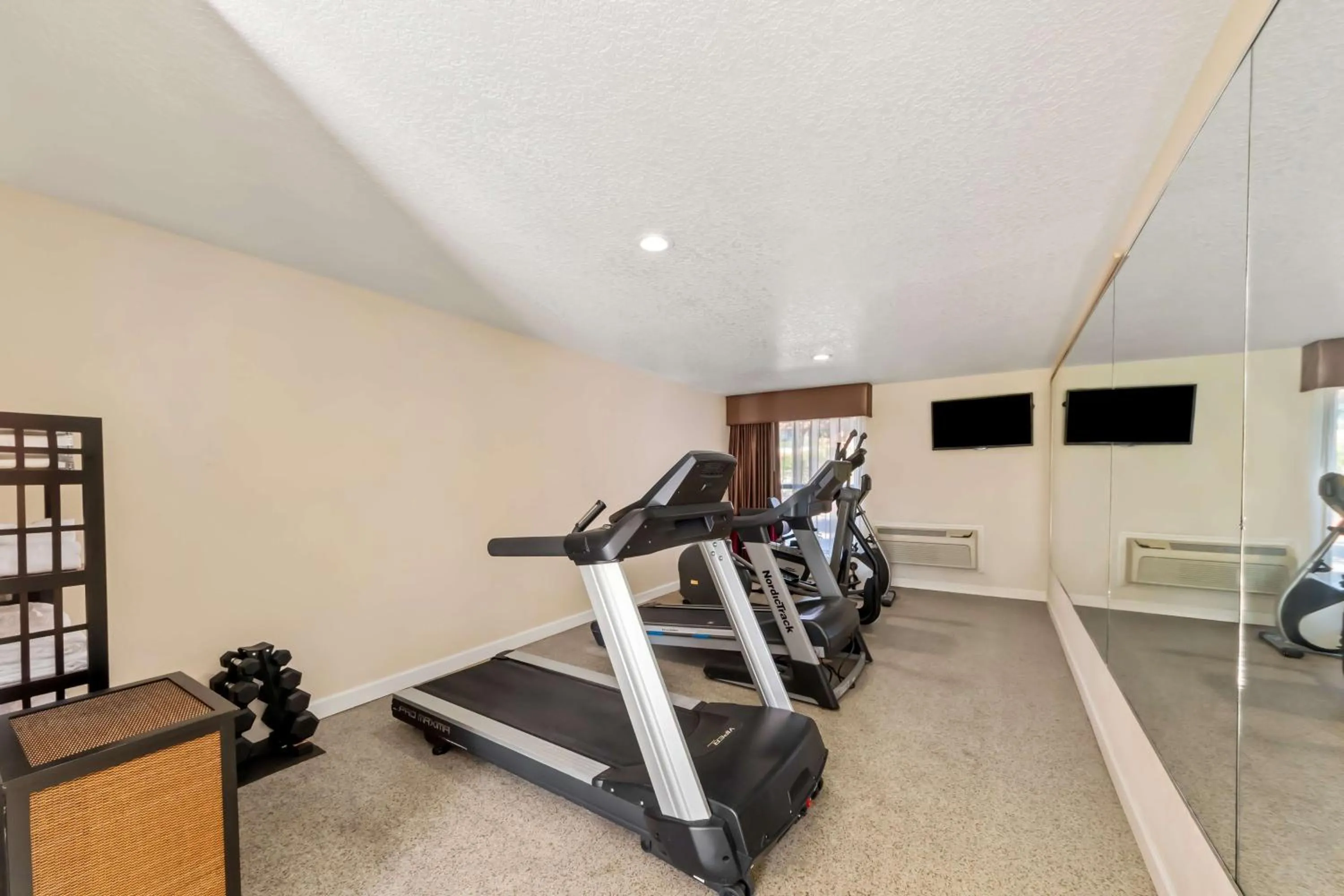 Fitness centre/facilities in SureStay Plus by Best Western San Antonio Fiesta Inn
