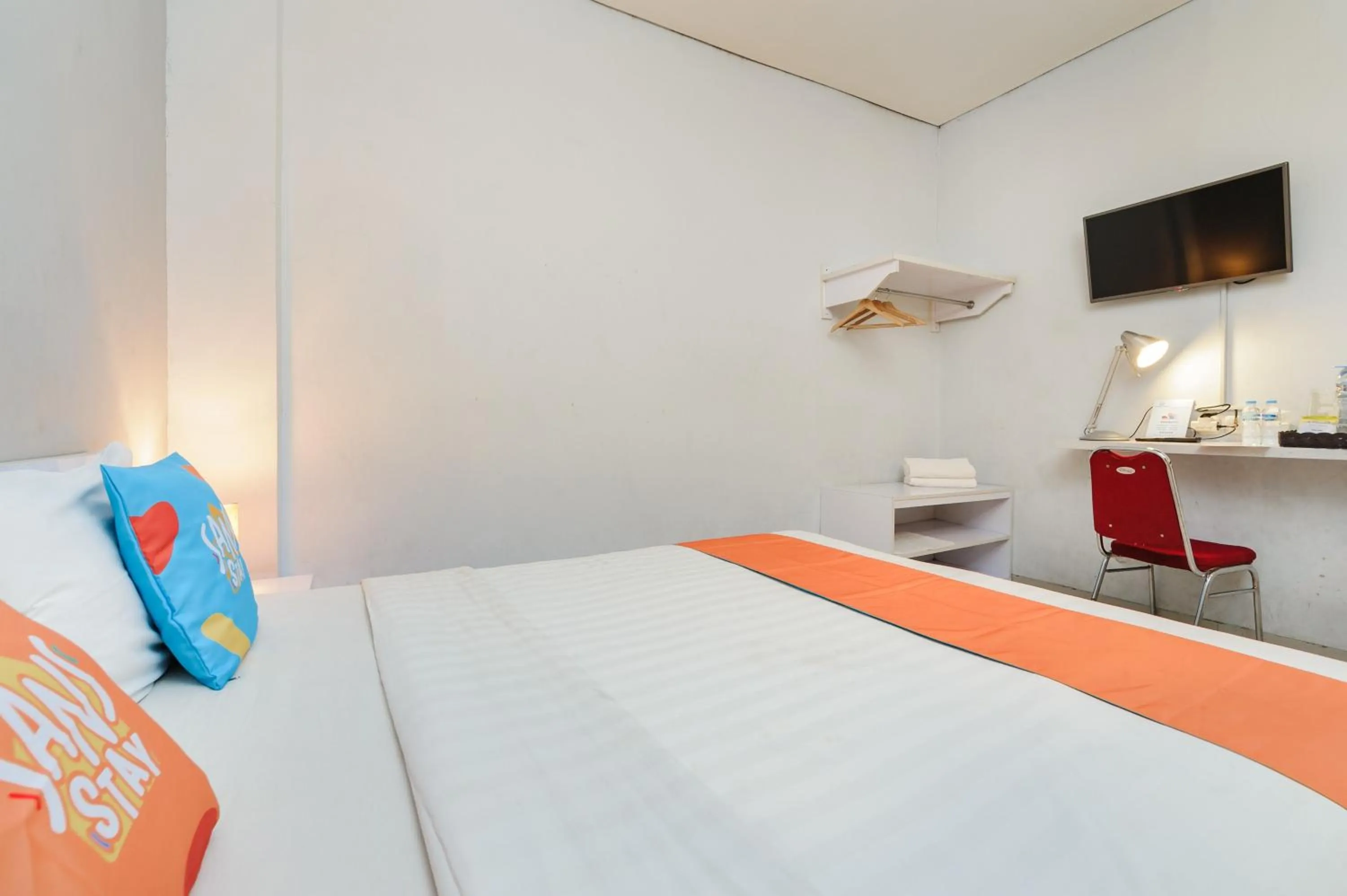 Bedroom, Bed in Sans Vibes Joe Hotel Soekarno Hatta Airport