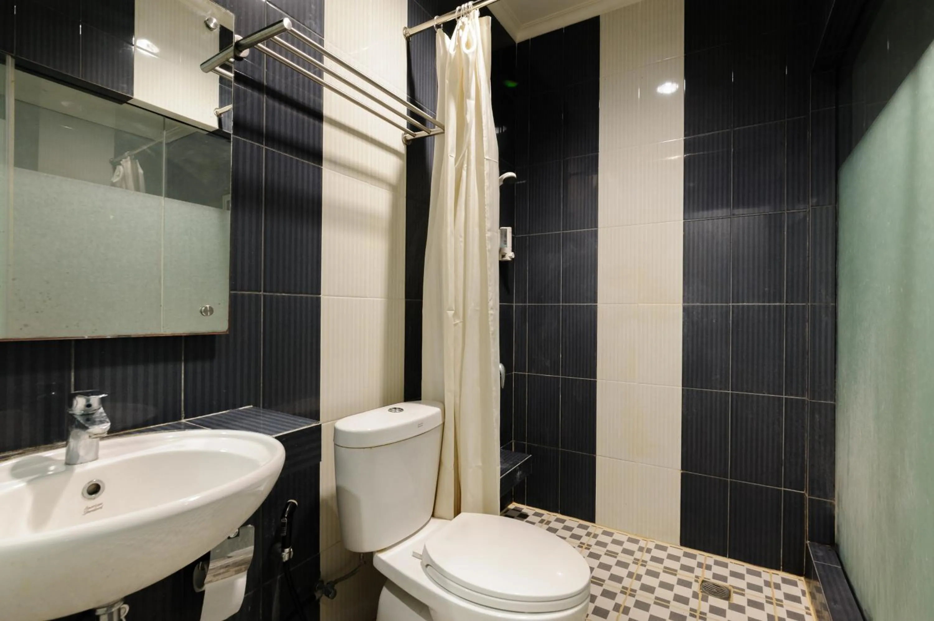 Bathroom in Sans Vibes Joe Hotel Soekarno Hatta Airport