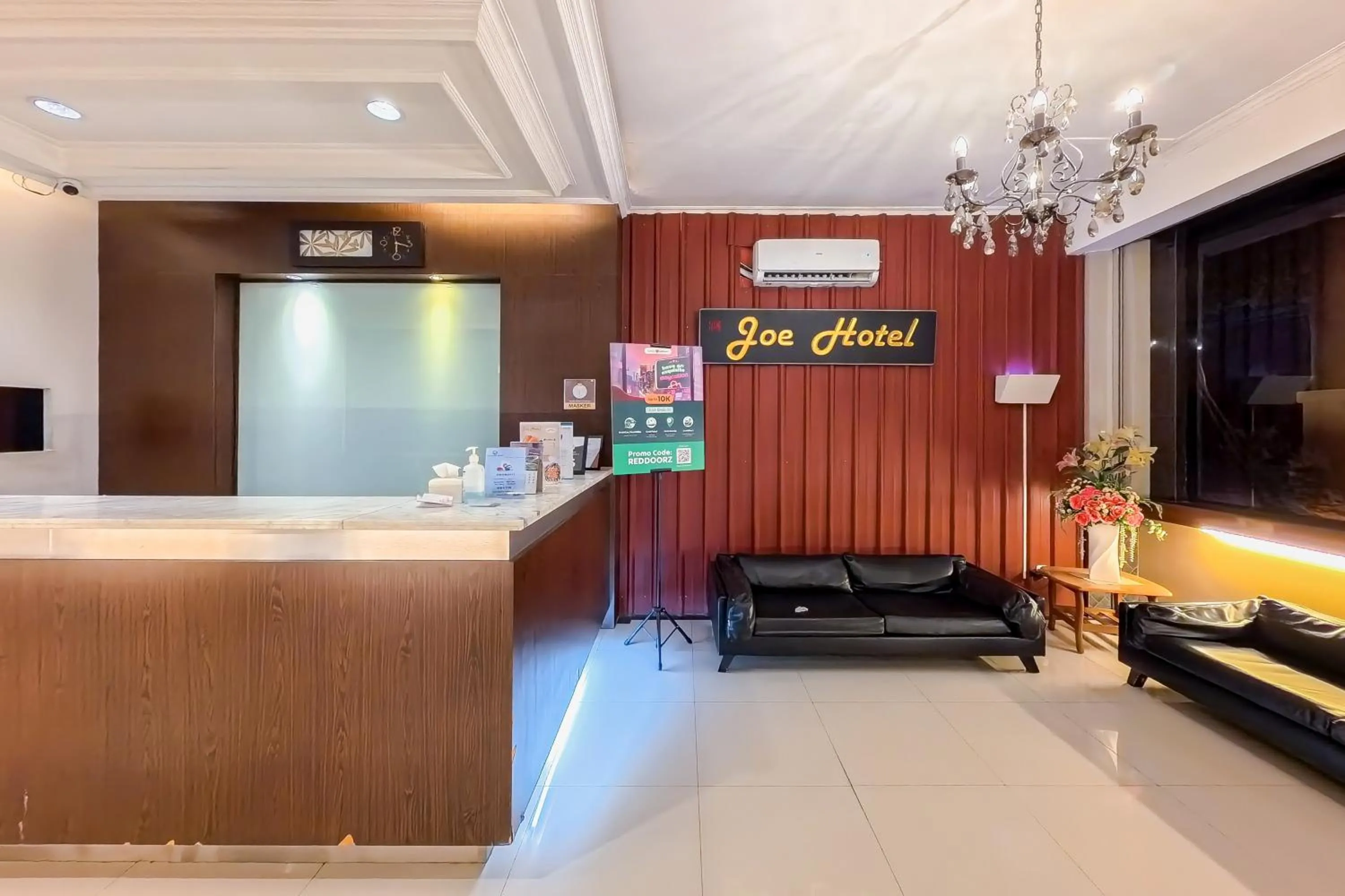 Lobby or reception in Sans Vibes Joe Hotel Soekarno Hatta Airport