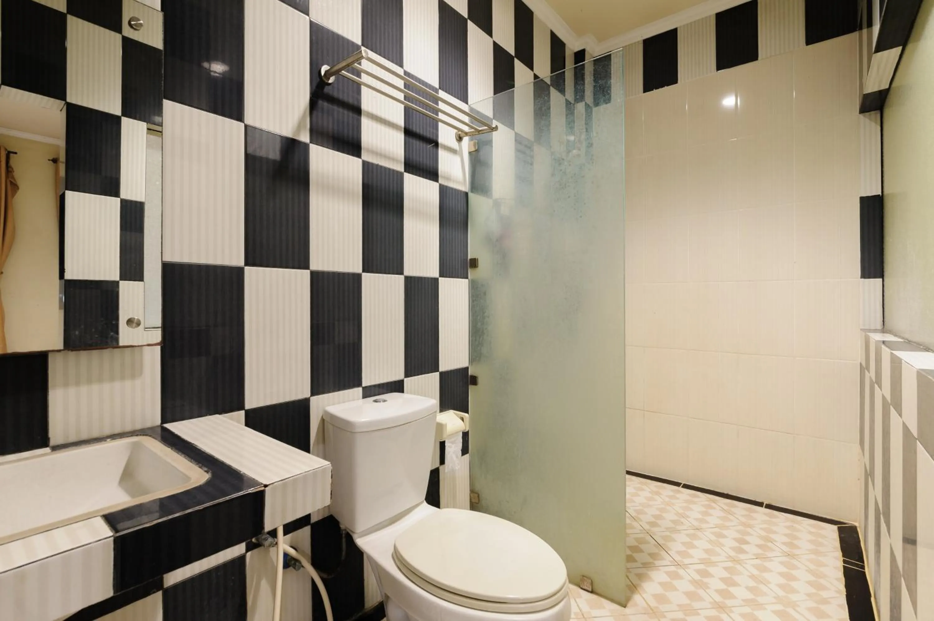 Bathroom in Sans Vibes Joe Hotel Soekarno Hatta Airport