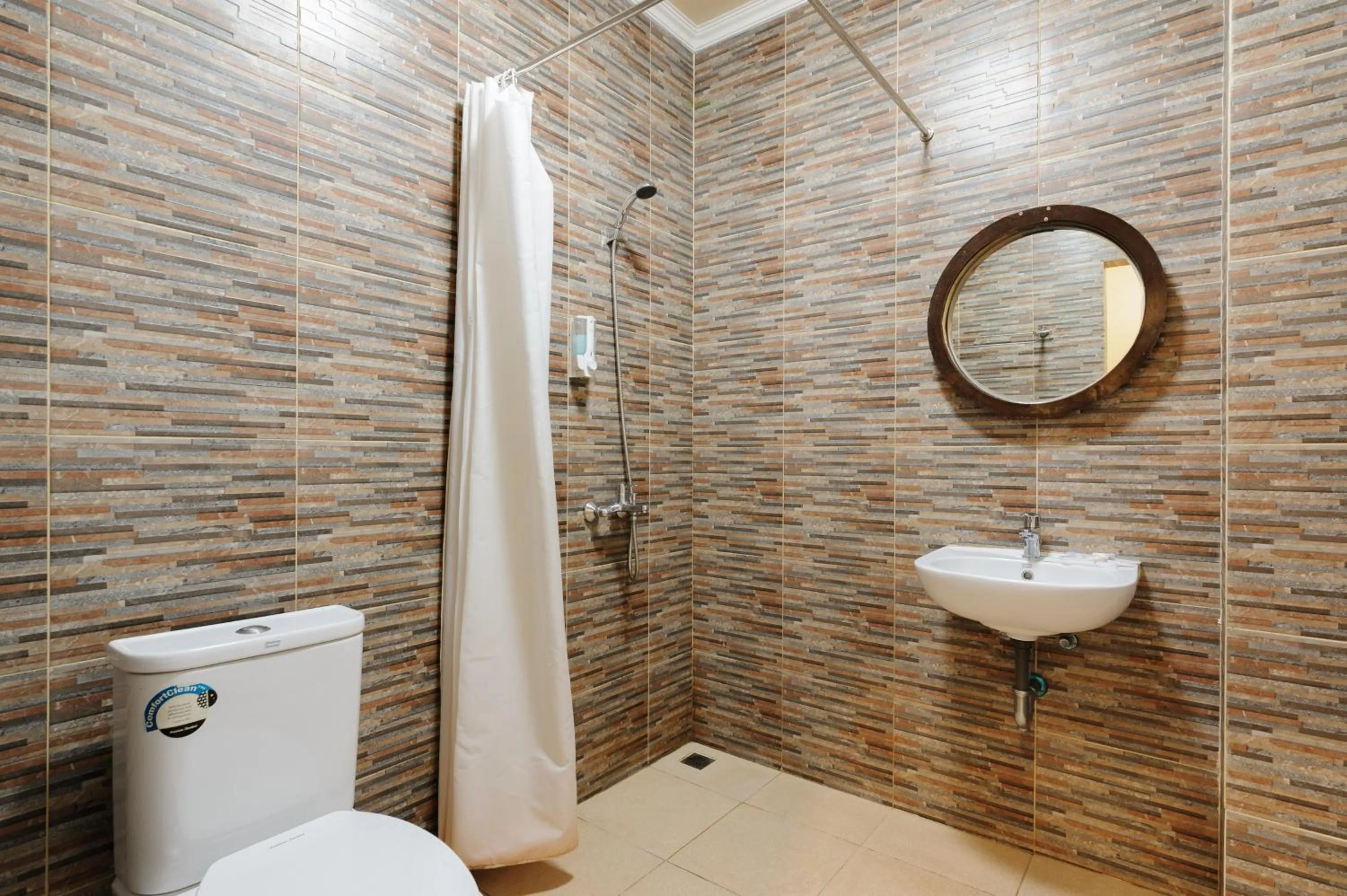 Bathroom in Sans Vibes Joe Hotel Soekarno Hatta Airport