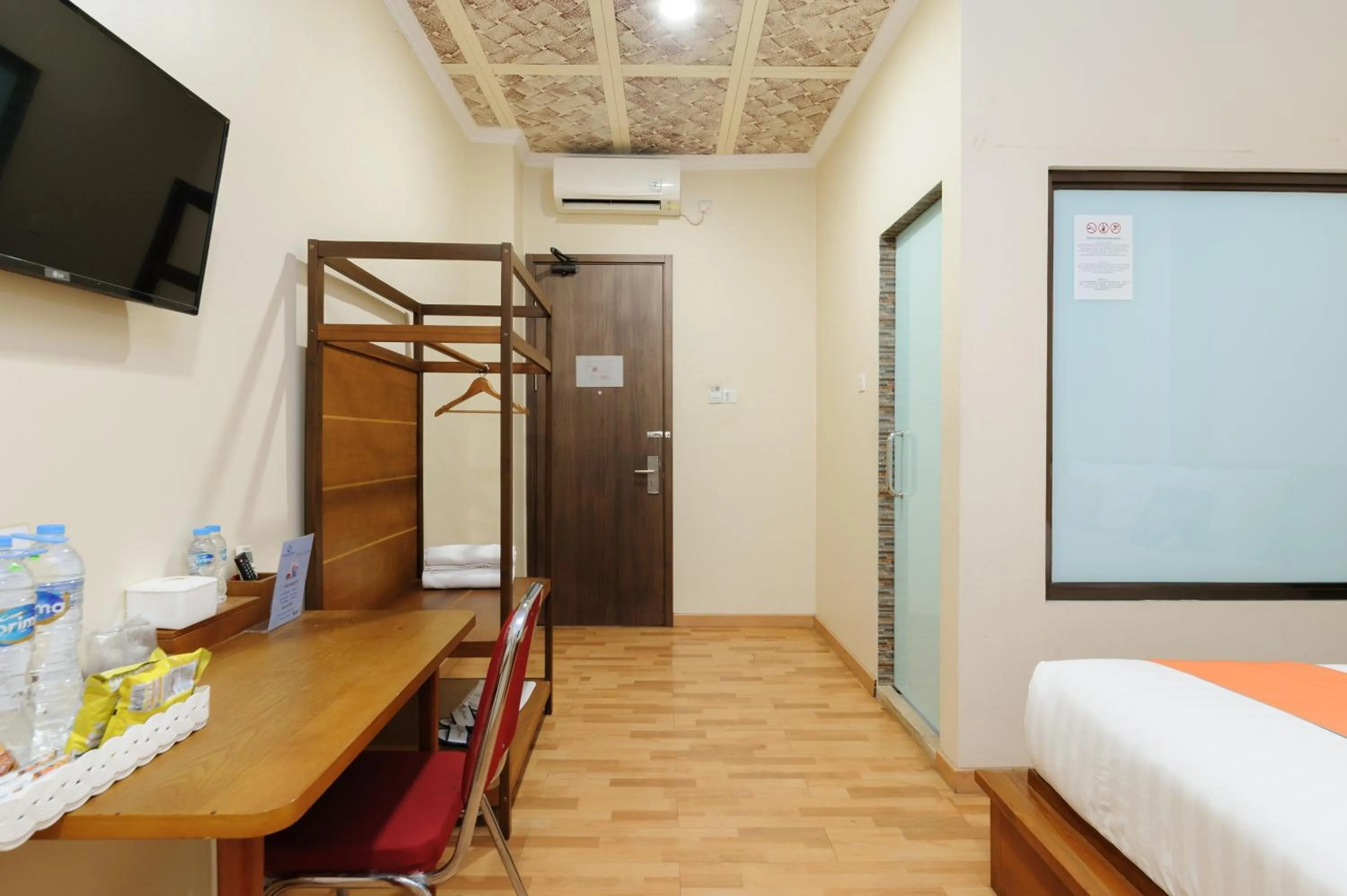 Bedroom, Bed in Sans Vibes Joe Hotel Soekarno Hatta Airport