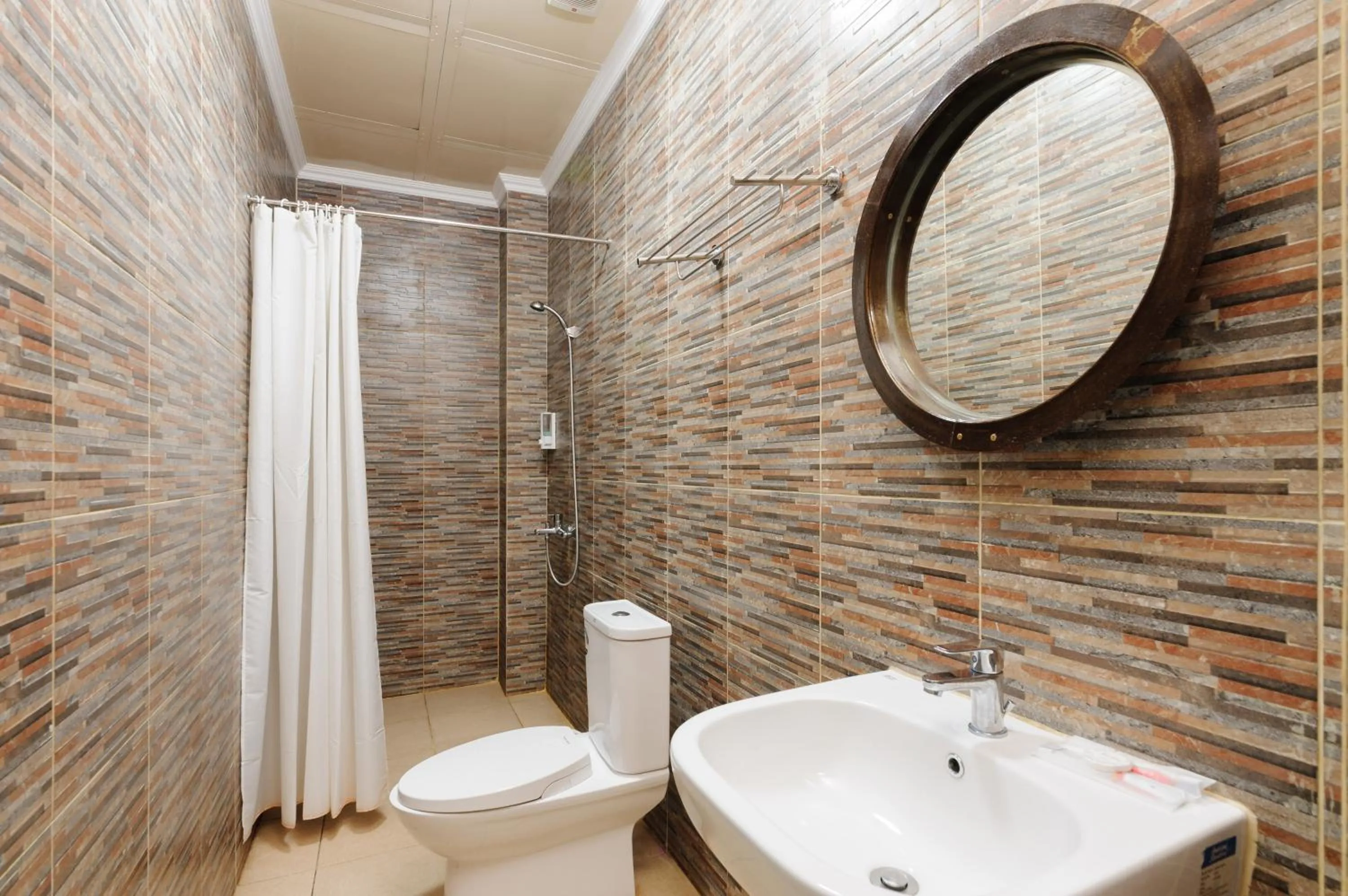 Bathroom in Sans Vibes Joe Hotel Soekarno Hatta Airport