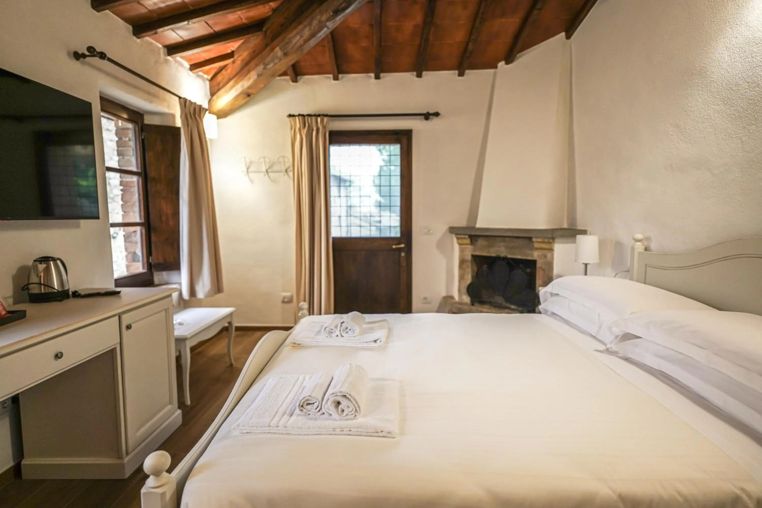 Bedroom, Bed in Borgo Il Poggiaccio Residenza Turistico Alberghiera