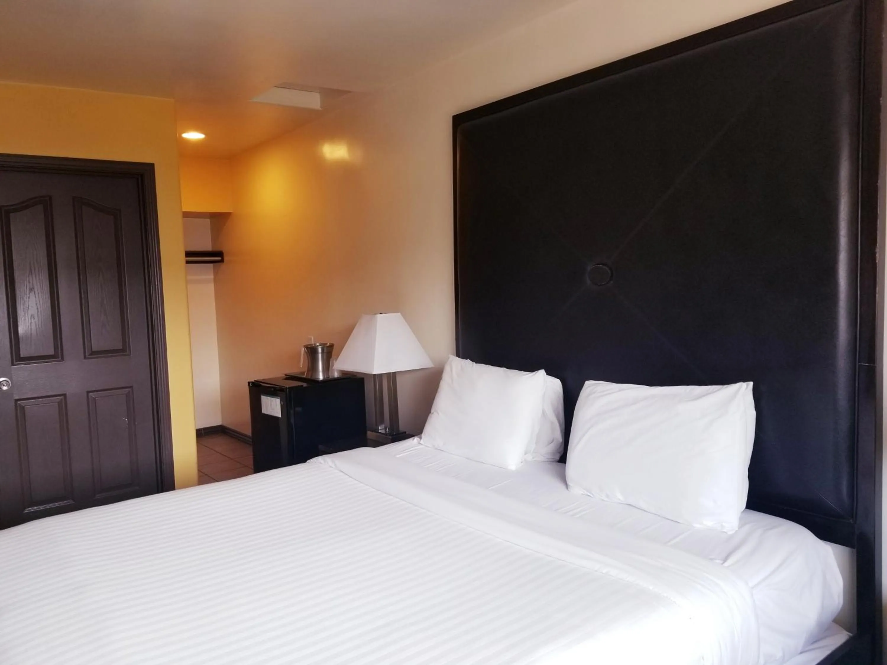 Bedroom, Bed in Casa Bella Inn Downtown LA