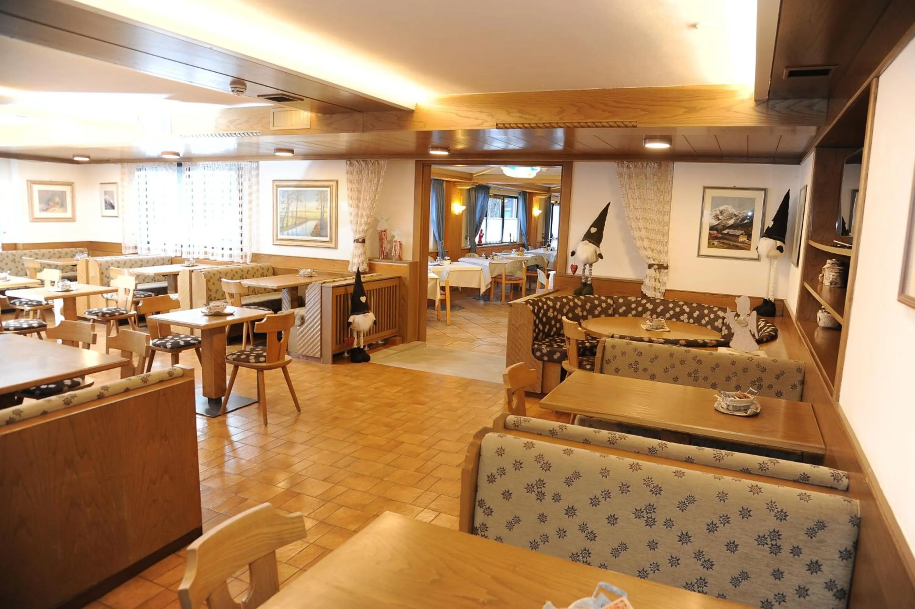 Communal lounge/ TV room in Hotel Sole Family Hotel