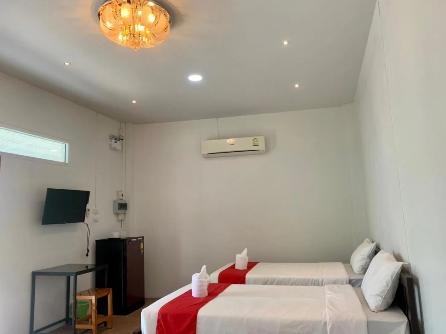 Photo of the whole room, Bed in โรงแรมแอมไอม่อน - Am Amoonds Hotel