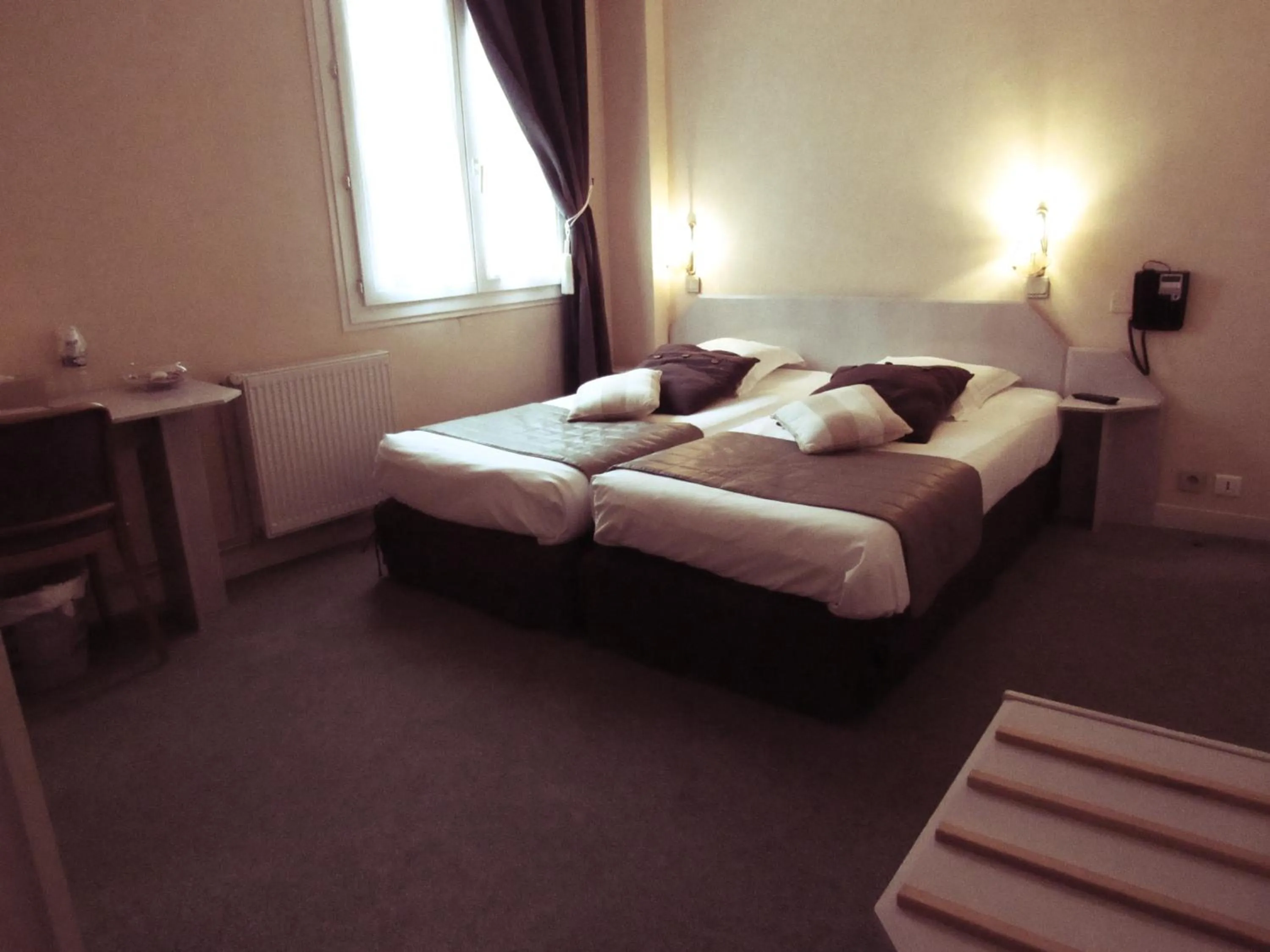 Bed in Hotel Restaurant de la Marne