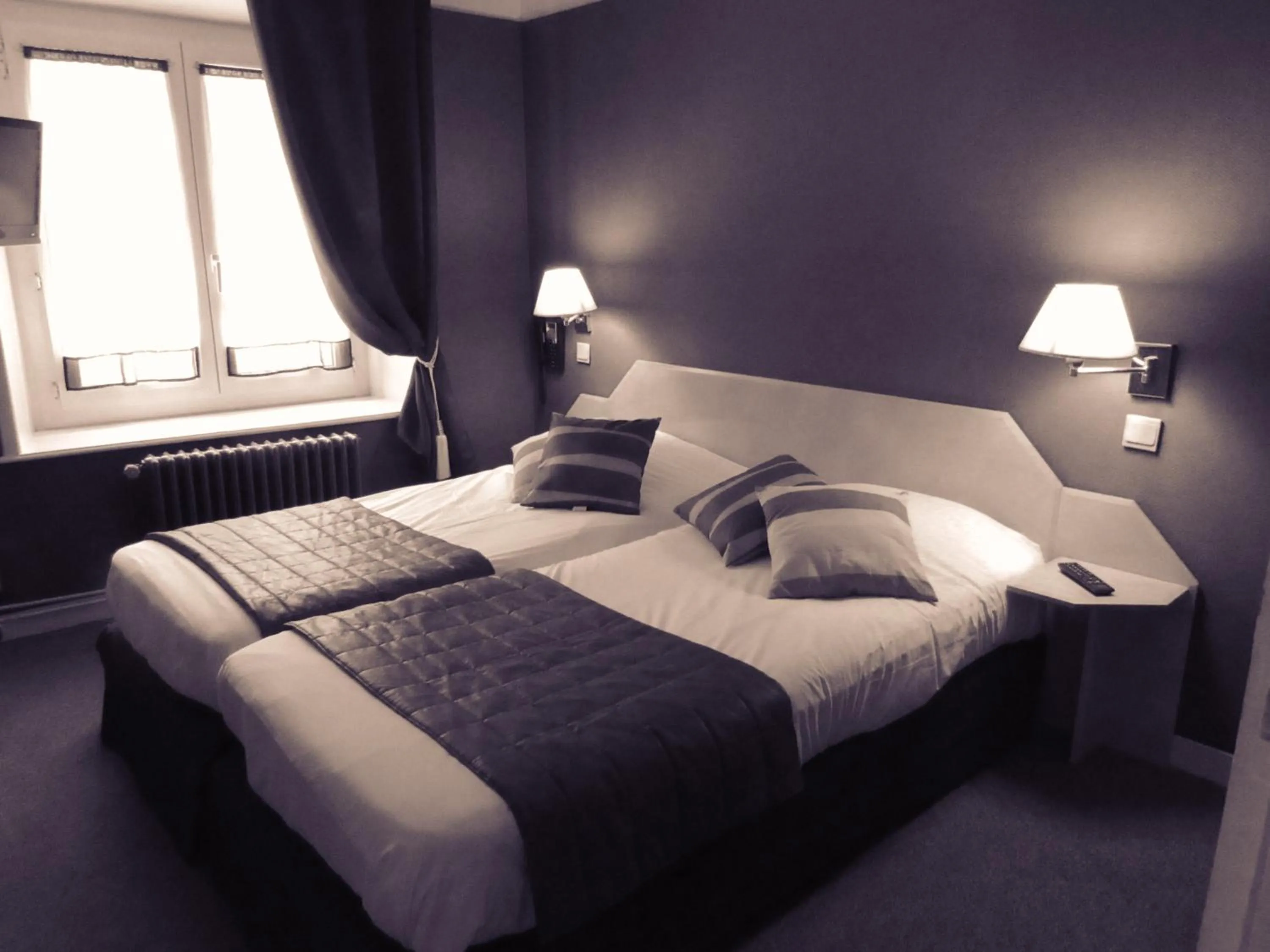 Bed in Hotel Restaurant de la Marne