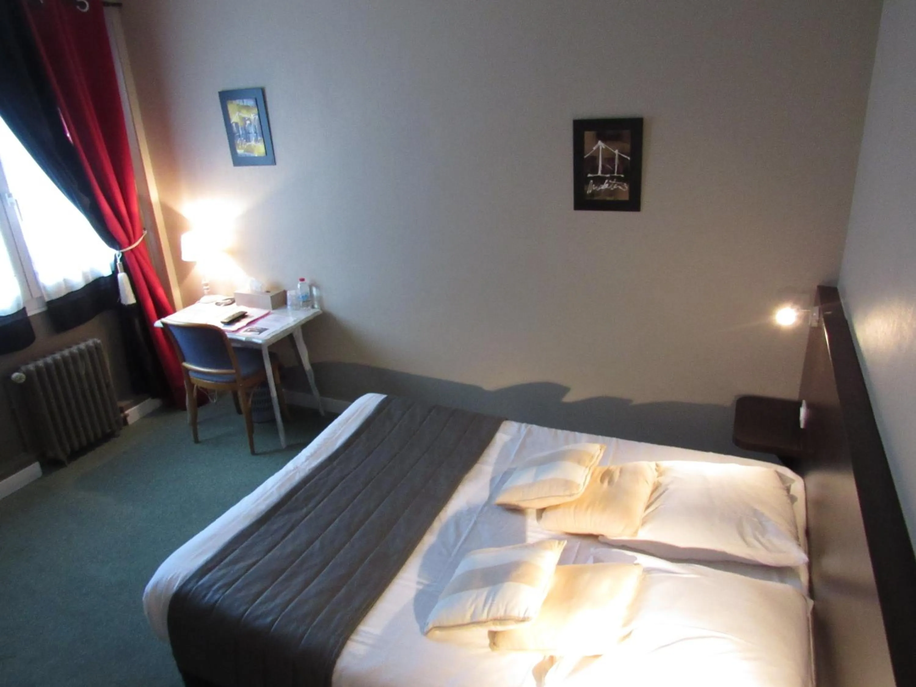 Bed in Hotel Restaurant de la Marne