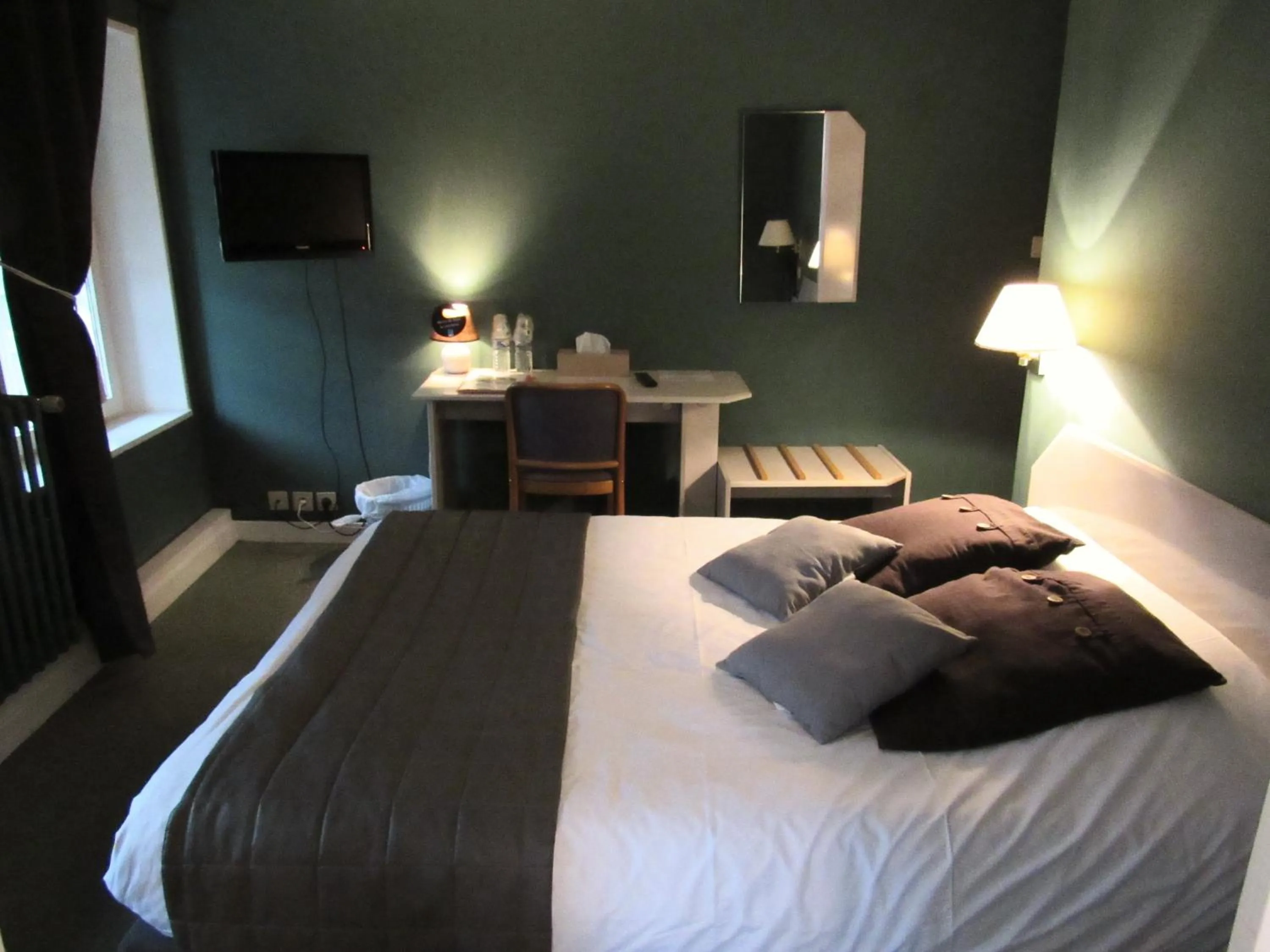 Bed in Hotel Restaurant de la Marne