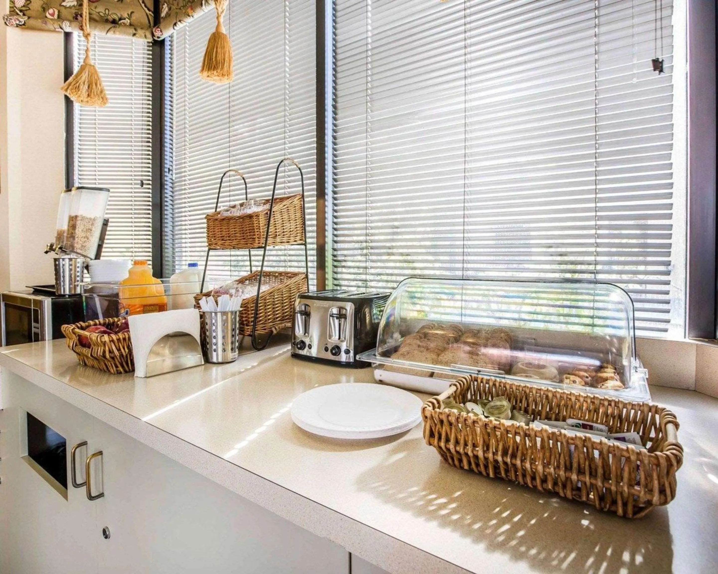 Breakfast in California Inn and Suites Bakersfield