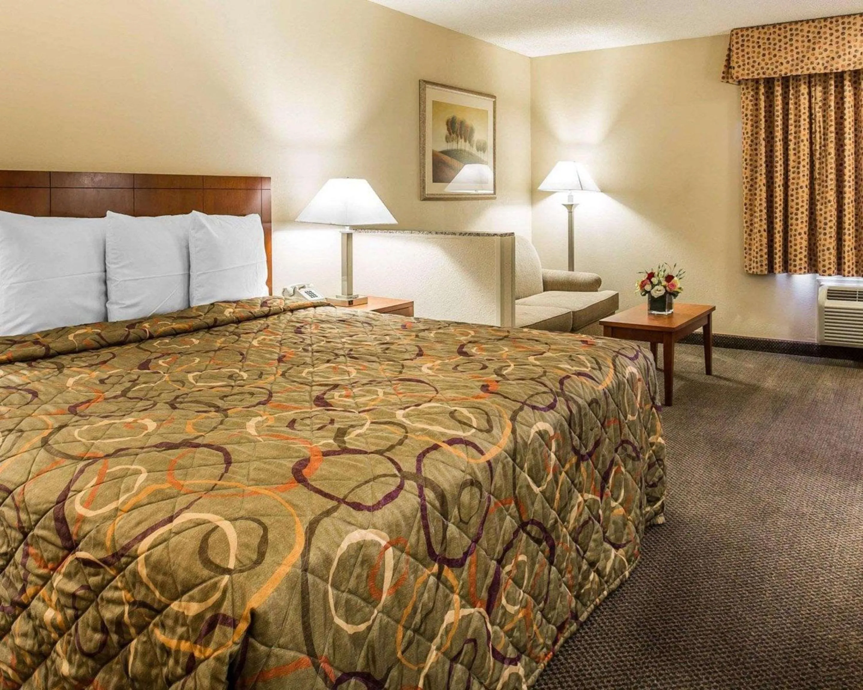 Photo of the whole room, Bed in California Inn and Suites Bakersfield