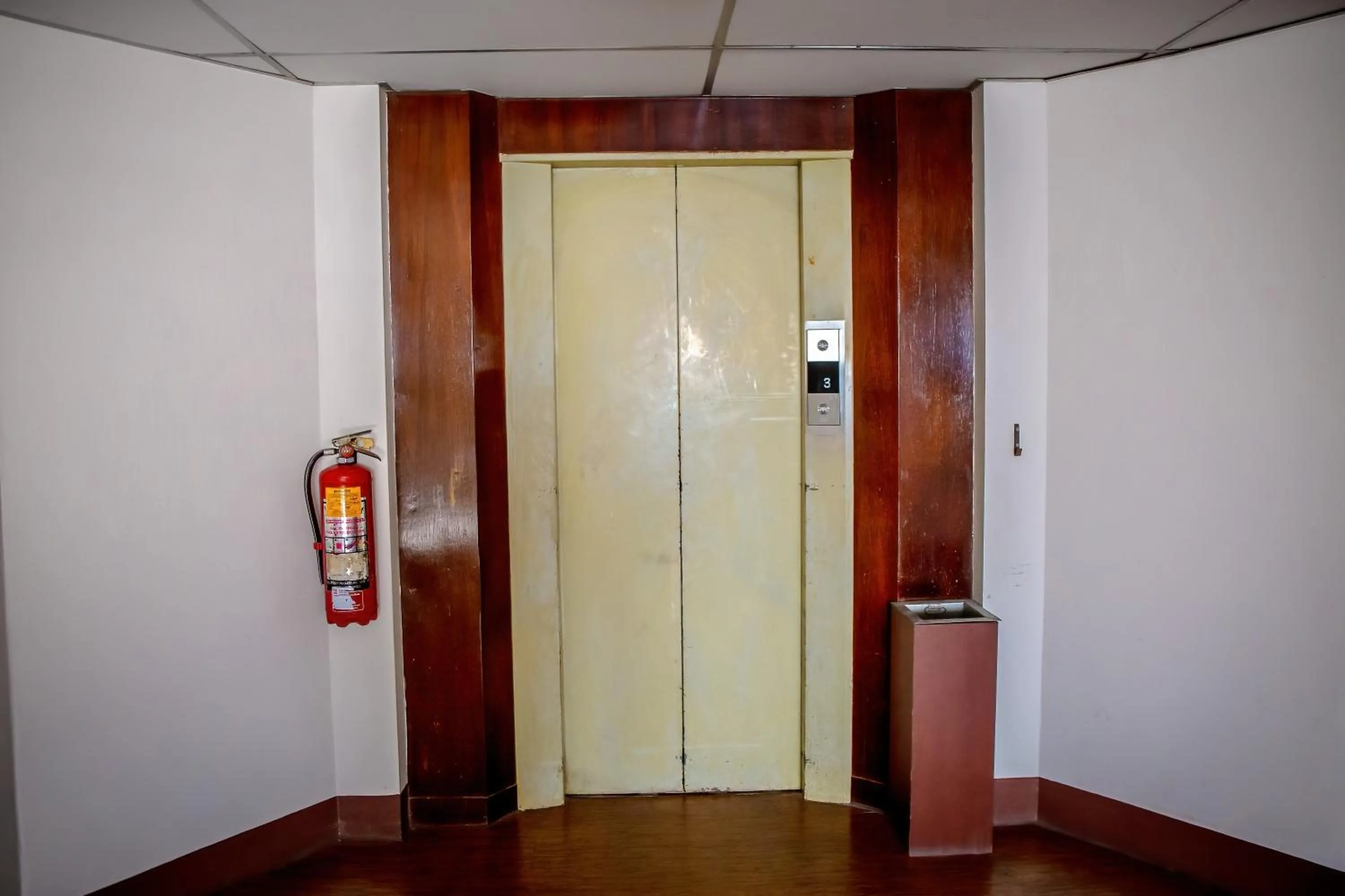 elevator in Lukmuang 2 Hotel