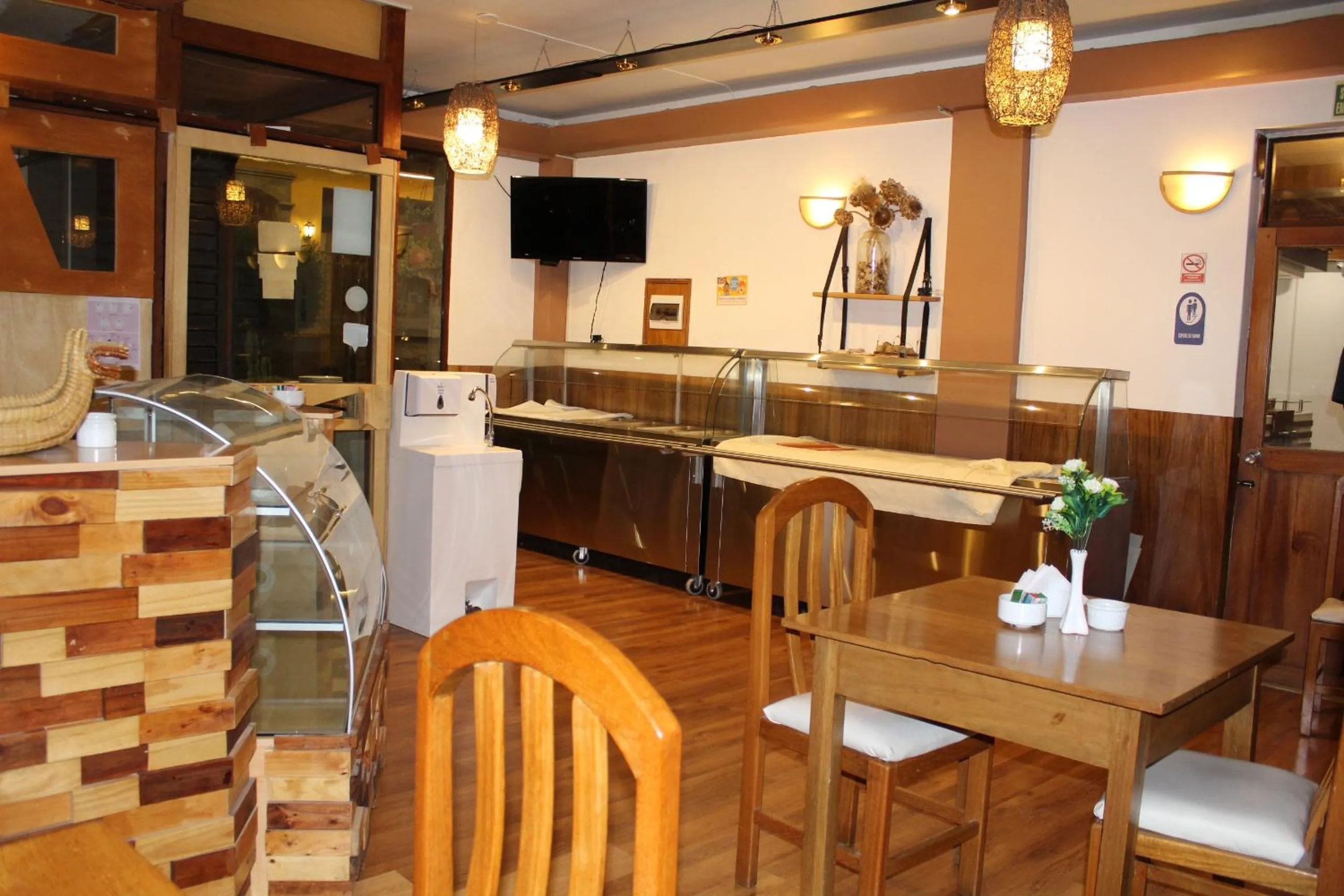 Restaurant/places to eat in Kaaro Hotel El Buho