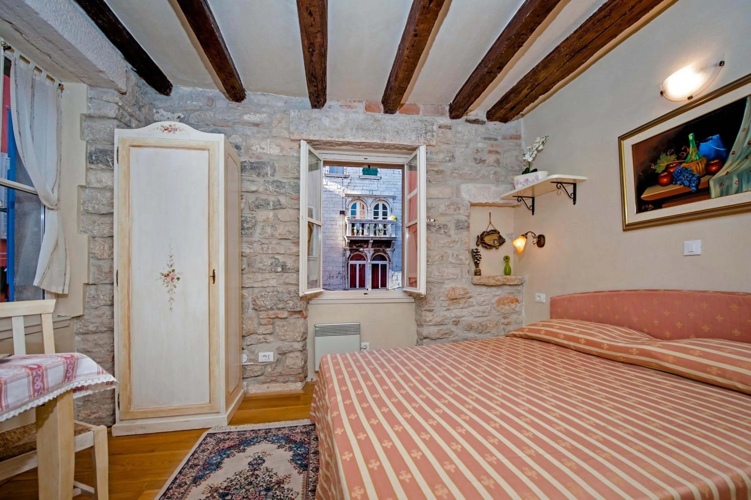 Photo of the whole room, Bed in Residence MARCO POLO Centro Storico