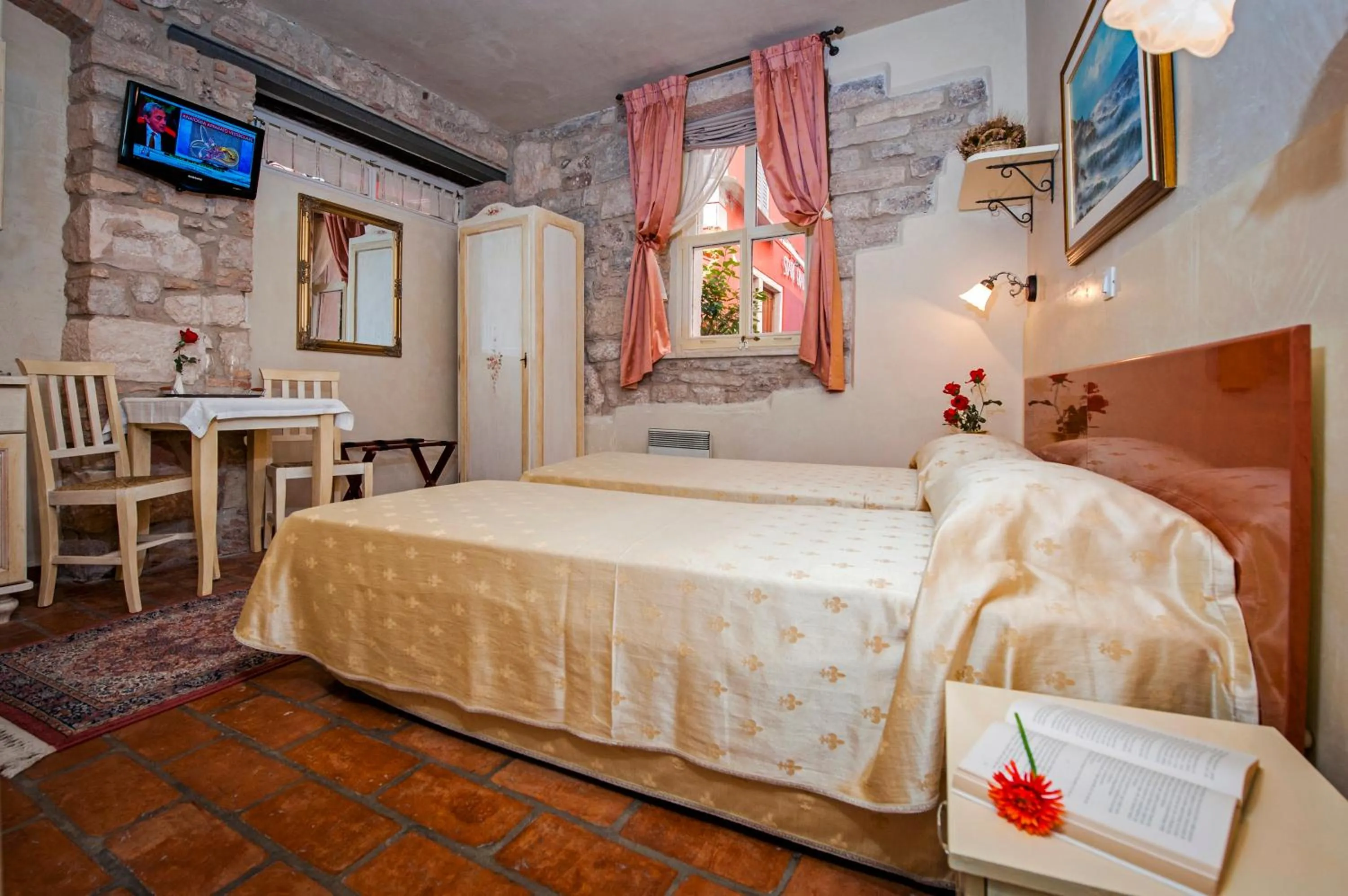 Photo of the whole room, Bed in Residence MARCO POLO Centro Storico
