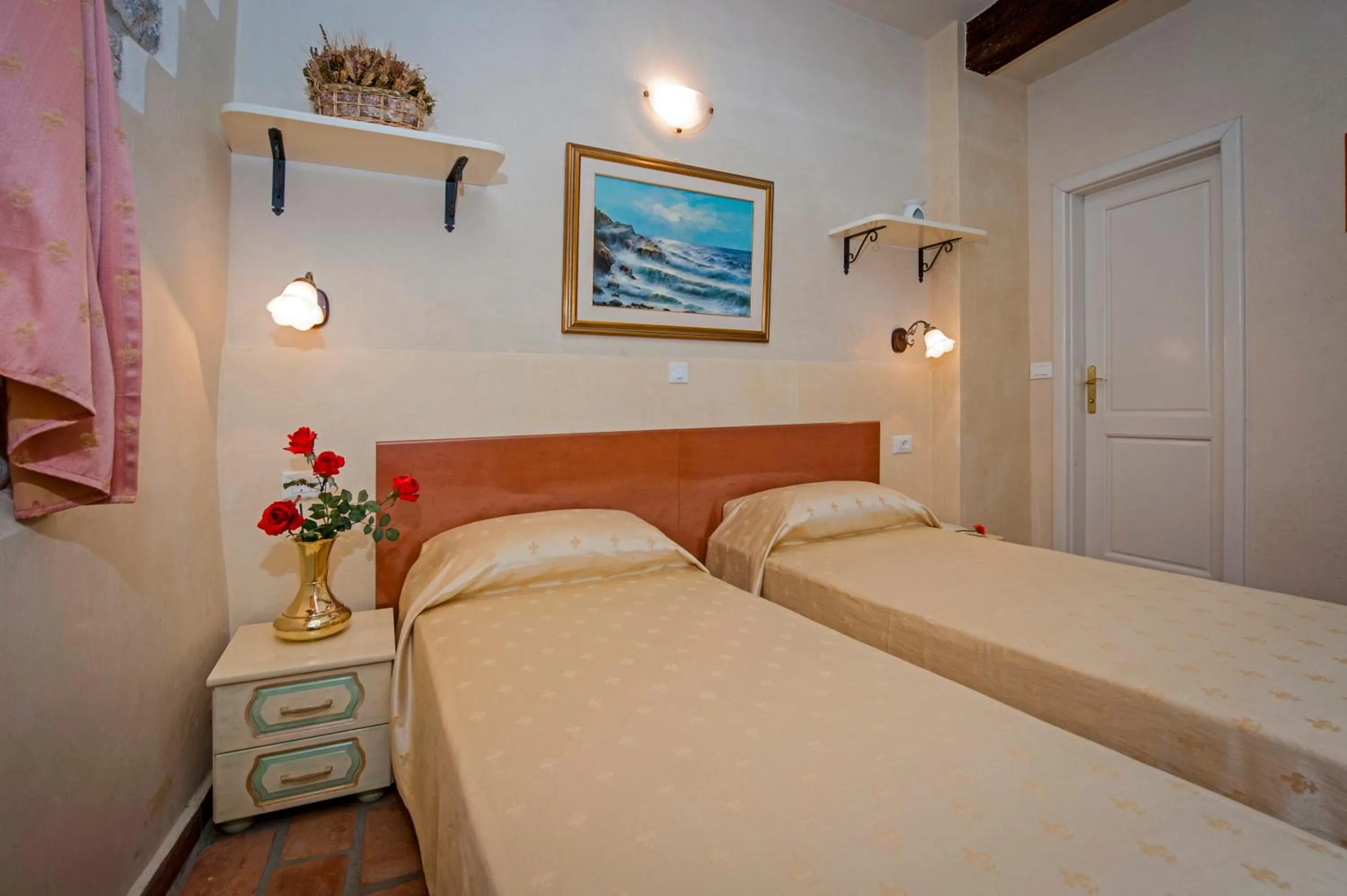 Photo of the whole room, Bed in Residence MARCO POLO Centro Storico