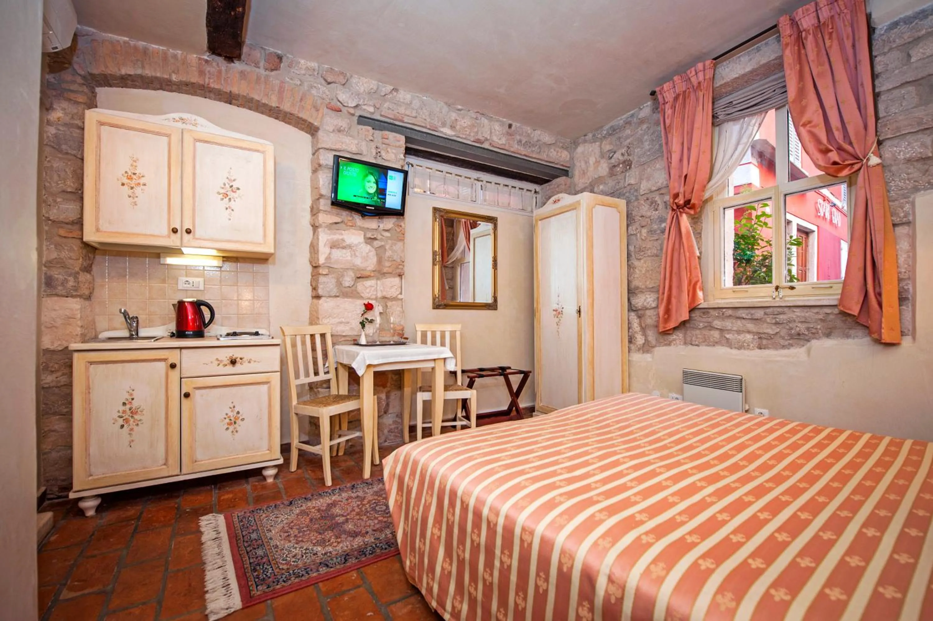 Photo of the whole room, Bed in Residence MARCO POLO Centro Storico