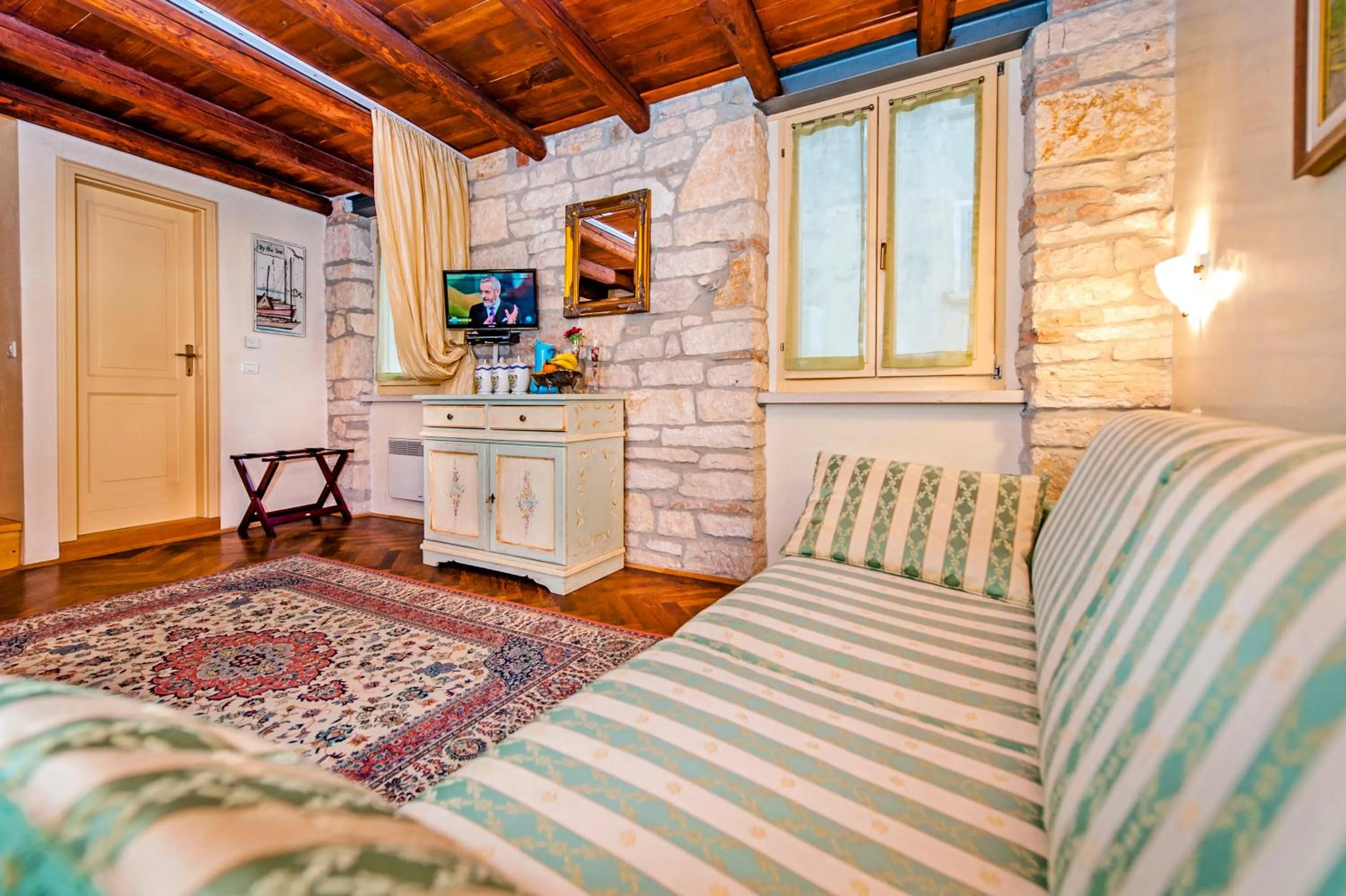 Living room, Bed in Residence LA CARERA Centro Storico