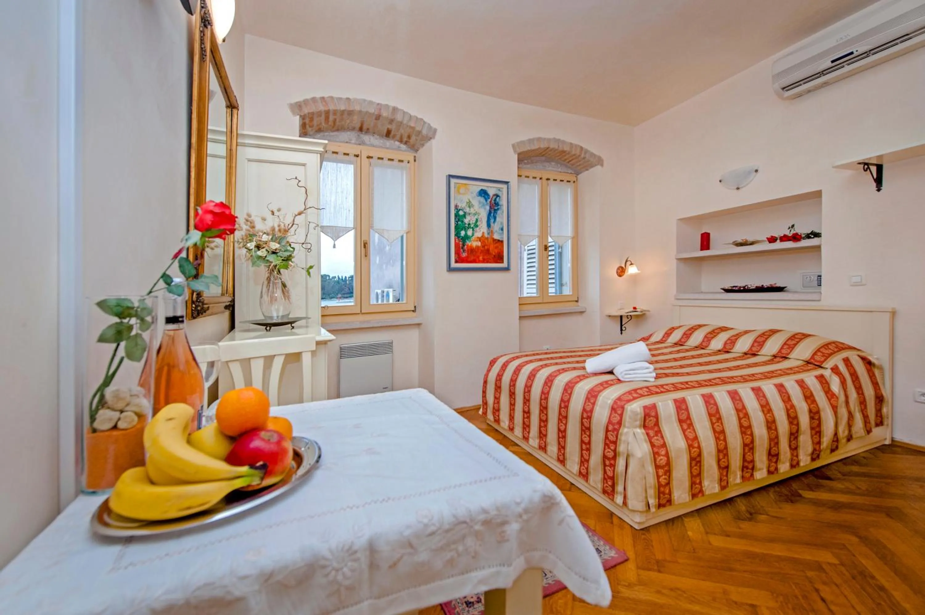 Photo of the whole room, Bed in Residence LA CARERA Centro Storico