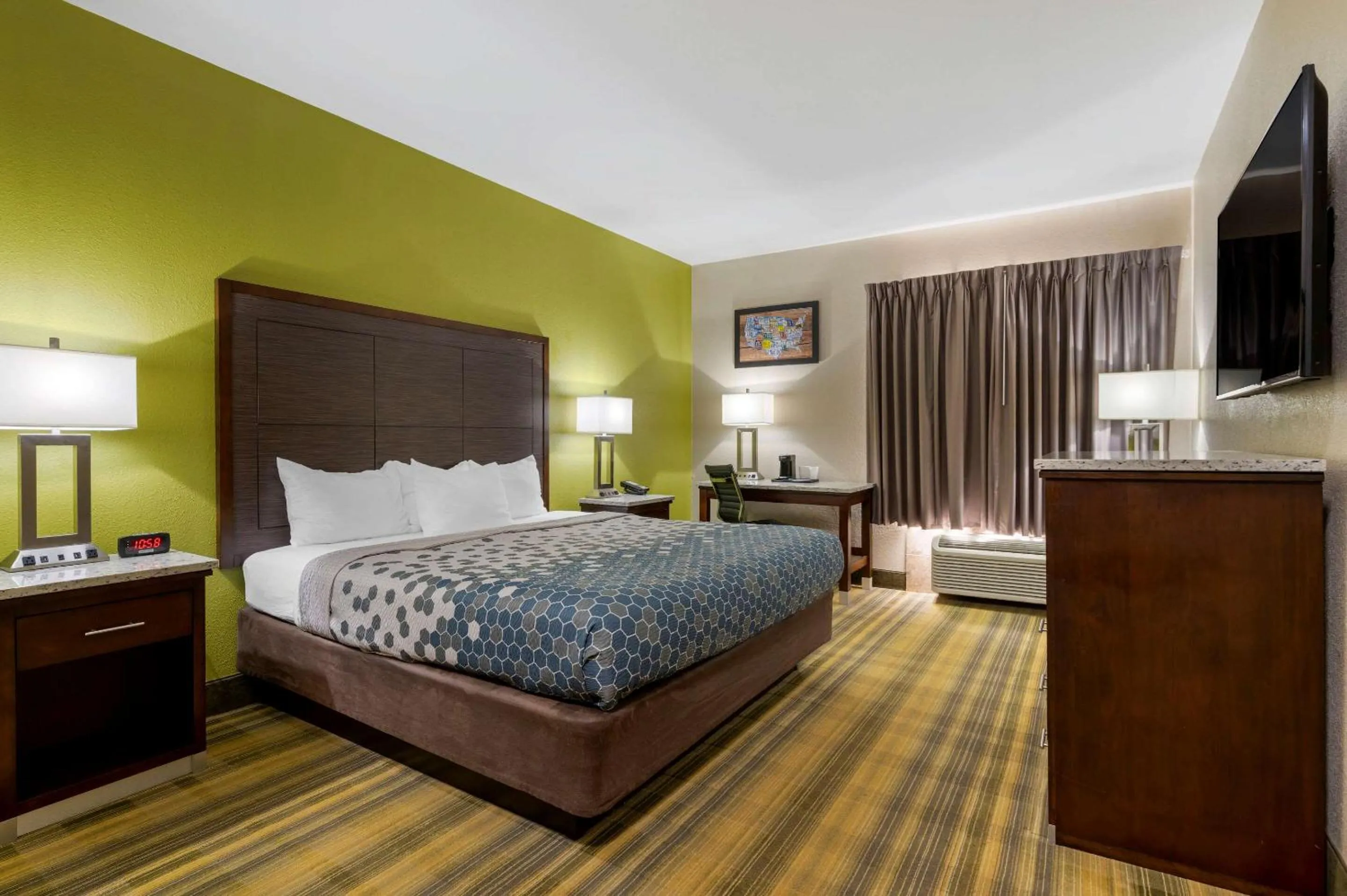 Bedroom, Bed in Econo Lodge