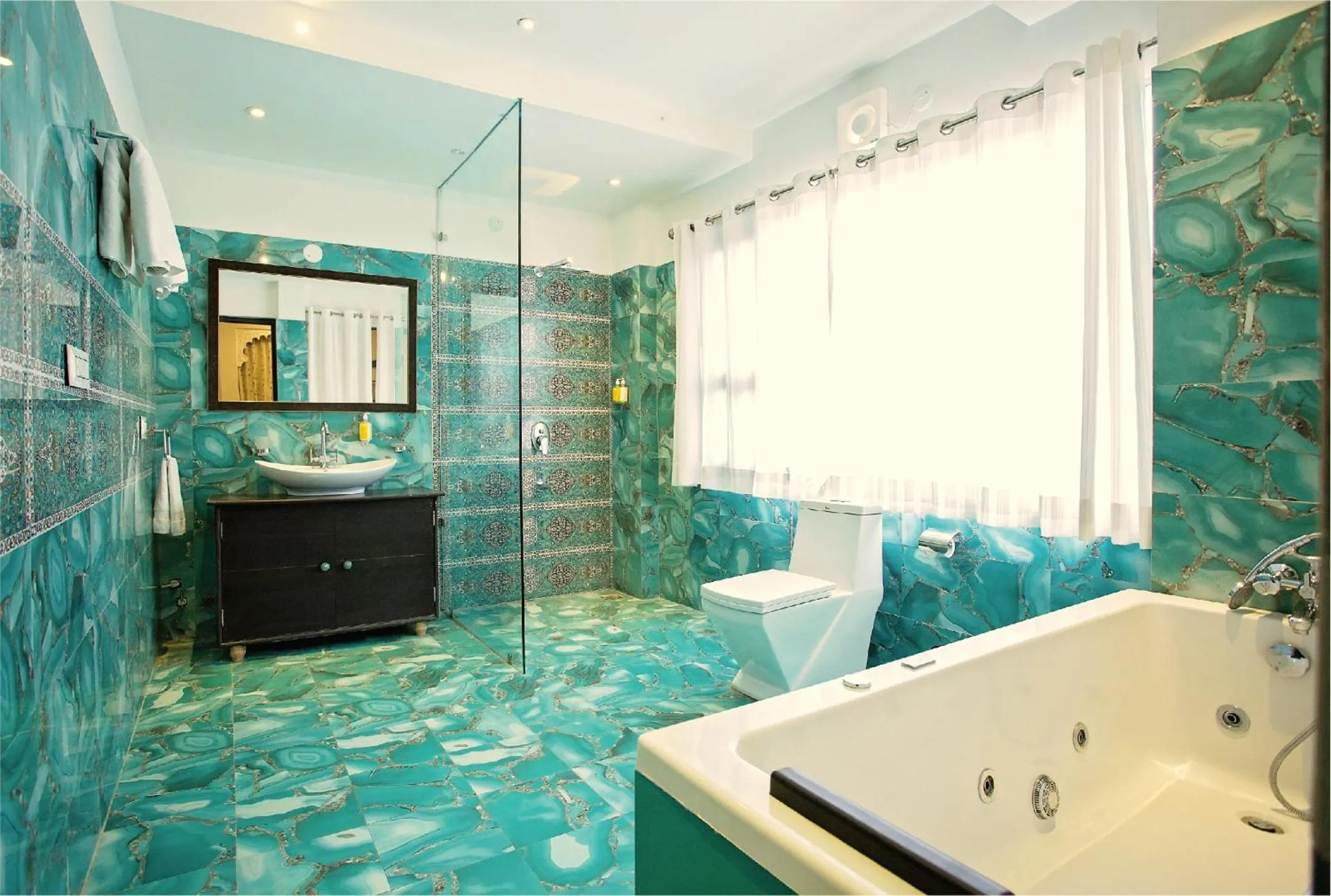 Bathroom in Bloom Boutique l Lake Pichola