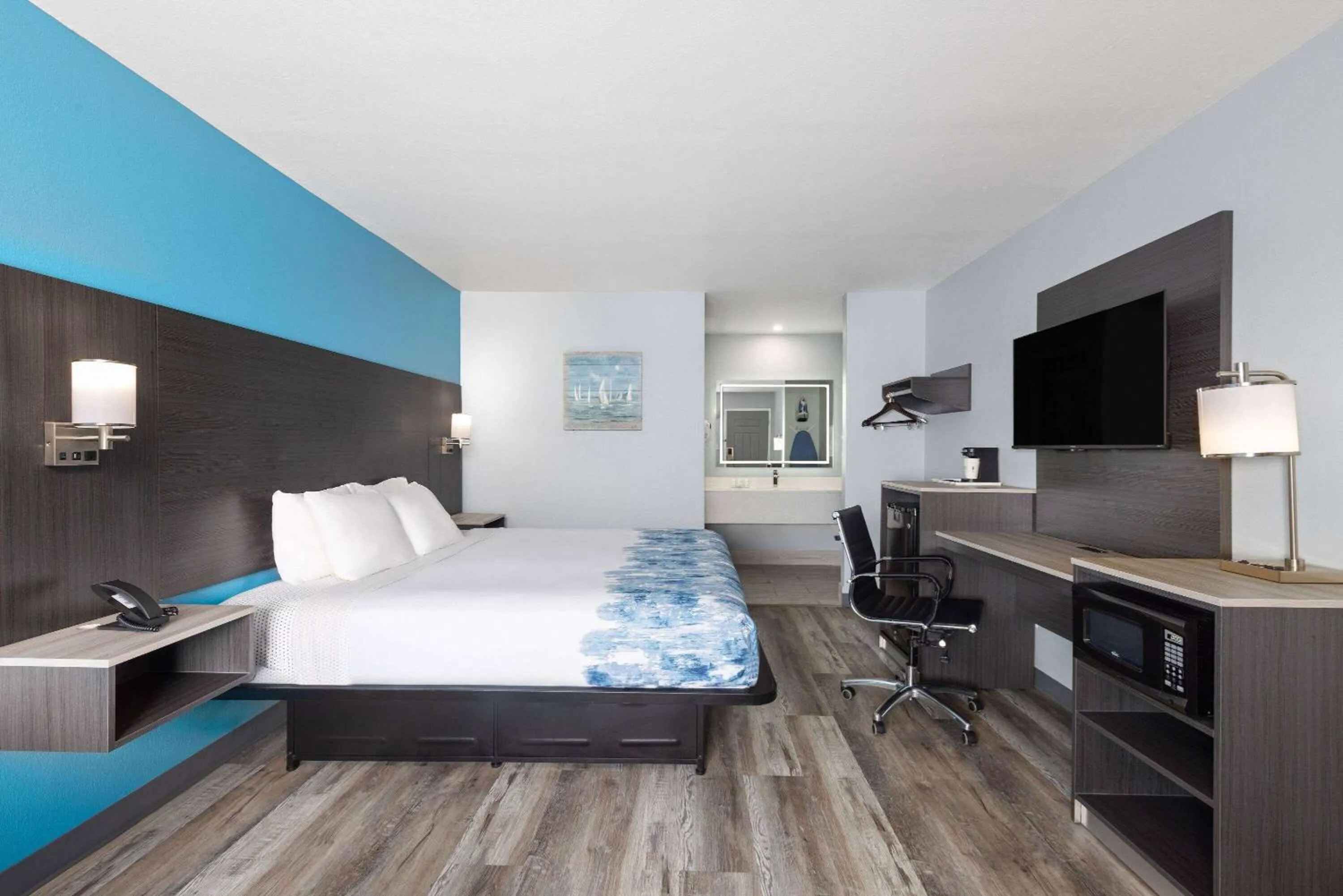 Photo of the whole room, Bed in Baymont by Wyndham Branson Thousand Hills