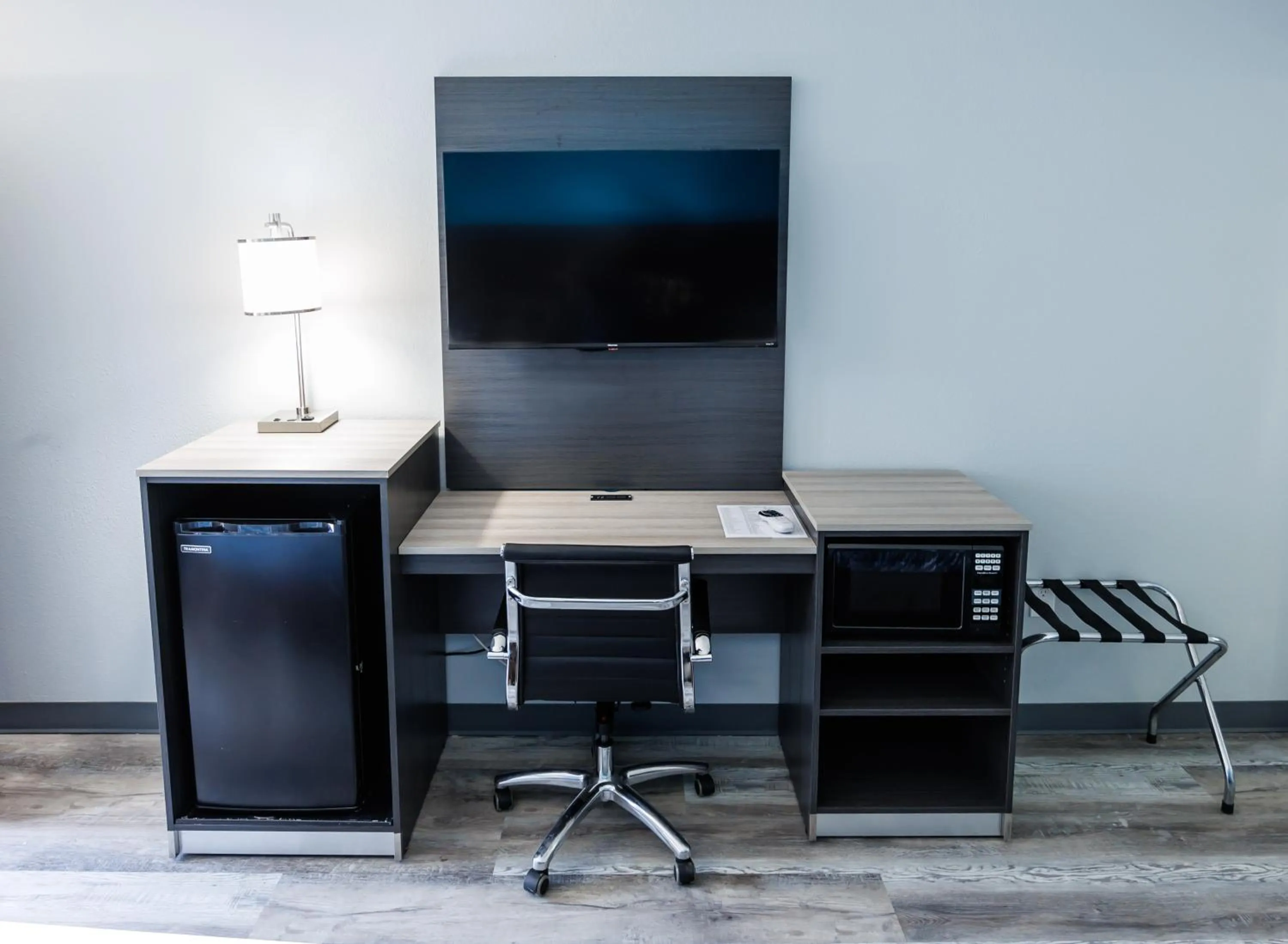 TV and multimedia in Baymont by Wyndham Branson Thousand Hills