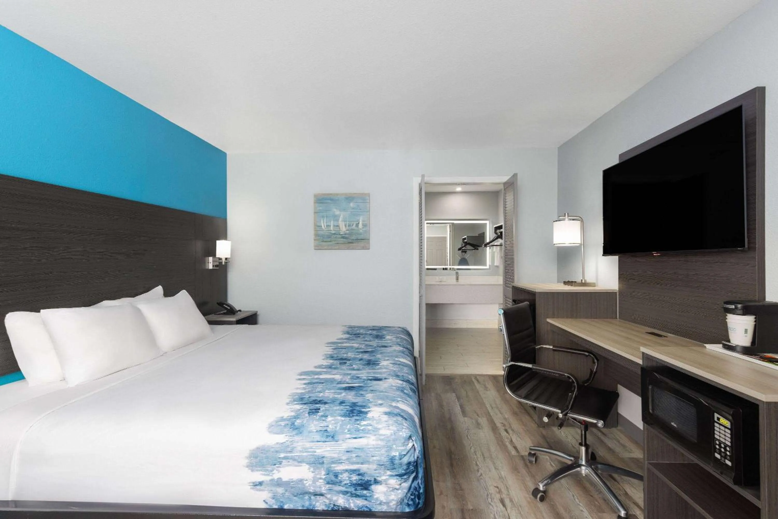 Bath, Bed in Baymont by Wyndham Branson Thousand Hills