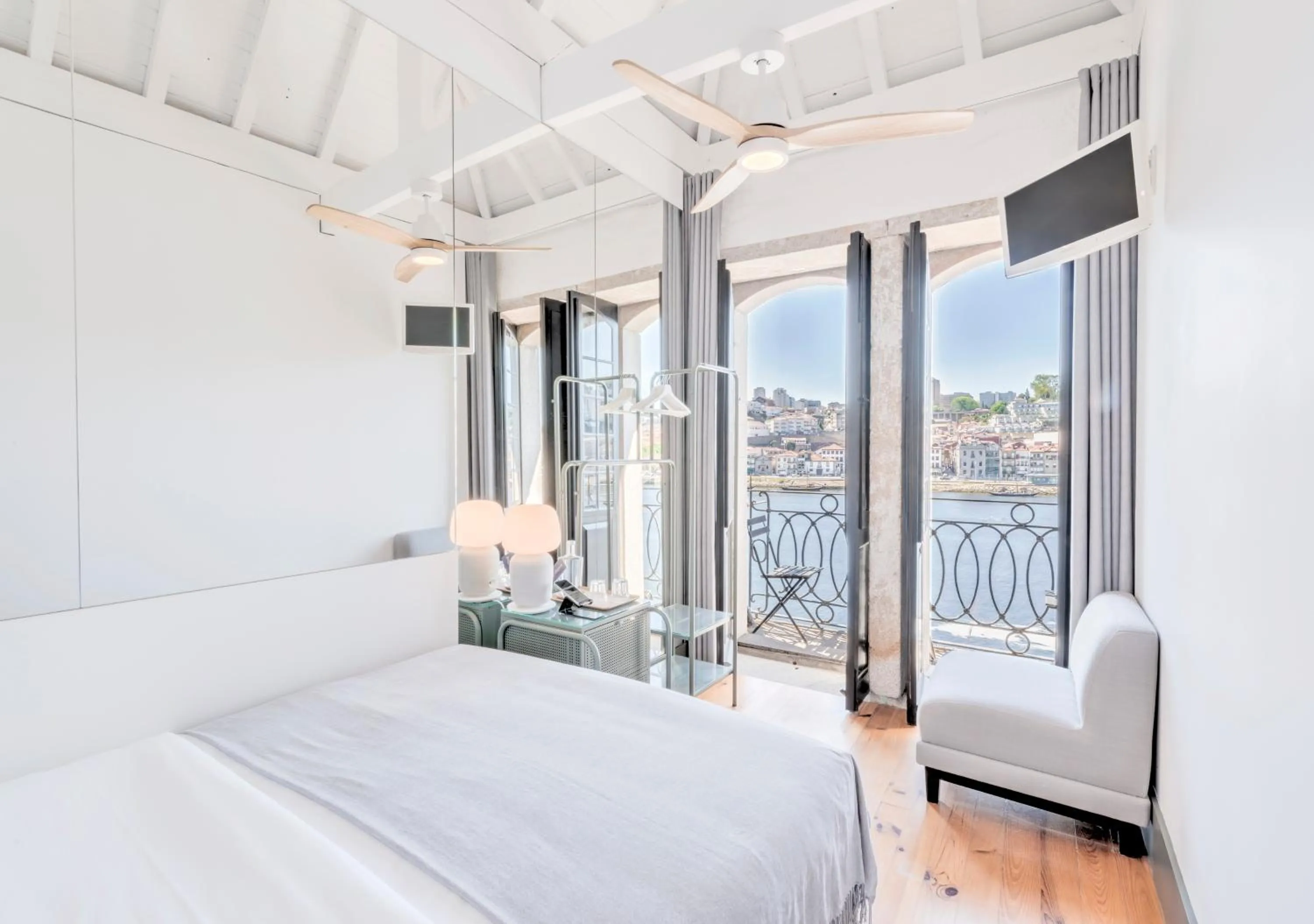 River view, Bed in Oporto Street Fonte Taurina - Riverfront Suites