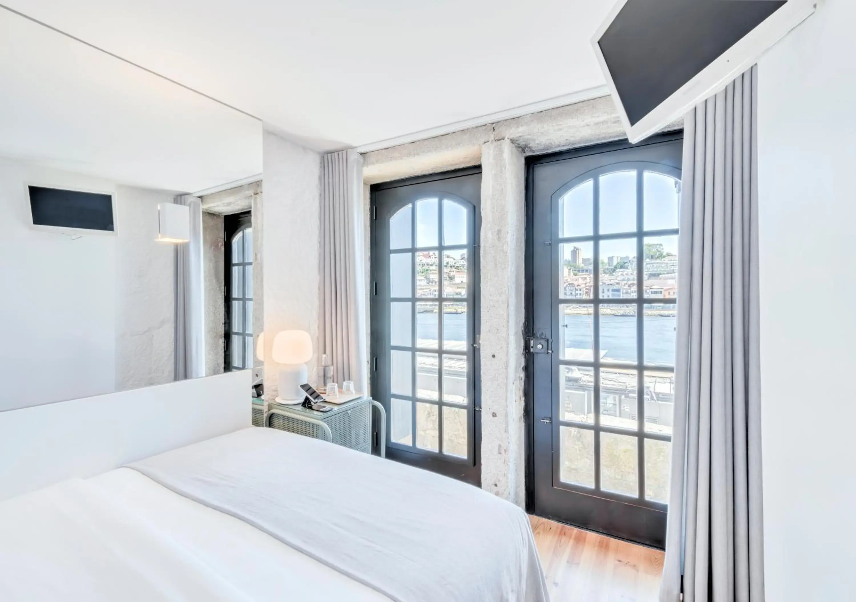 Standard Suite with River View in Oporto Street Fonte Taurina - Riverfront Suites Standard Suite with River View in Oporto Street Fonte Taurina - Riverfront Suites