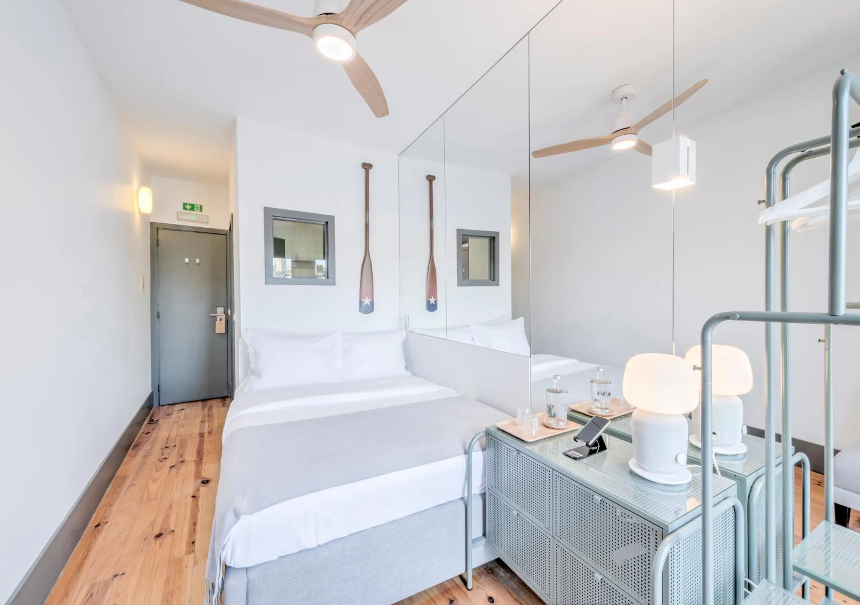 Photo of the whole room, Bed in Oporto Street Fonte Taurina - Riverfront Suites