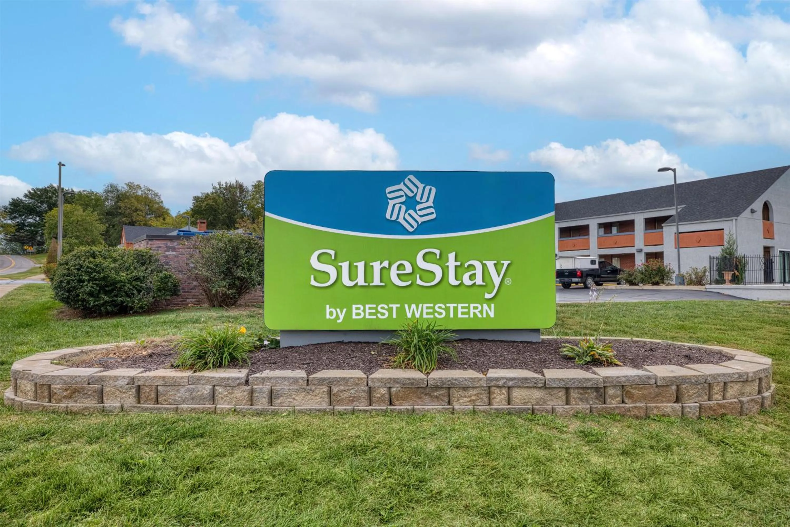 Property building in SureStay by Best Western Kansas City Country Inn North